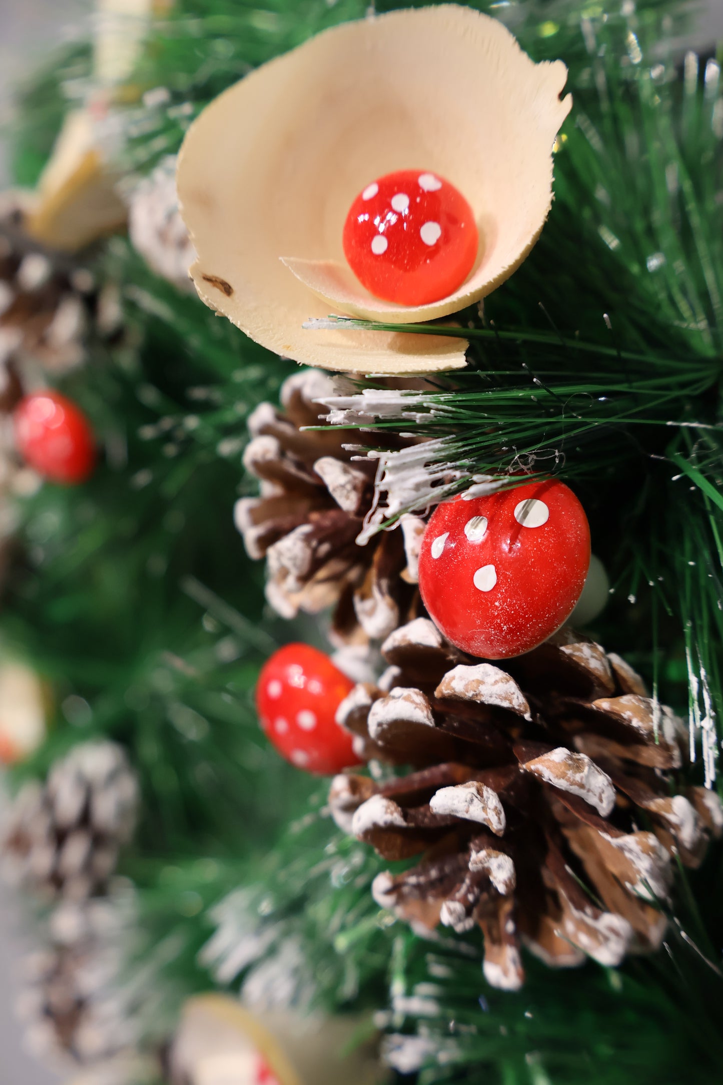 AG-45 | Artificial Christmas Wreath with Pinecones, Mushrooms & Red Accents – 12" (30 cm)