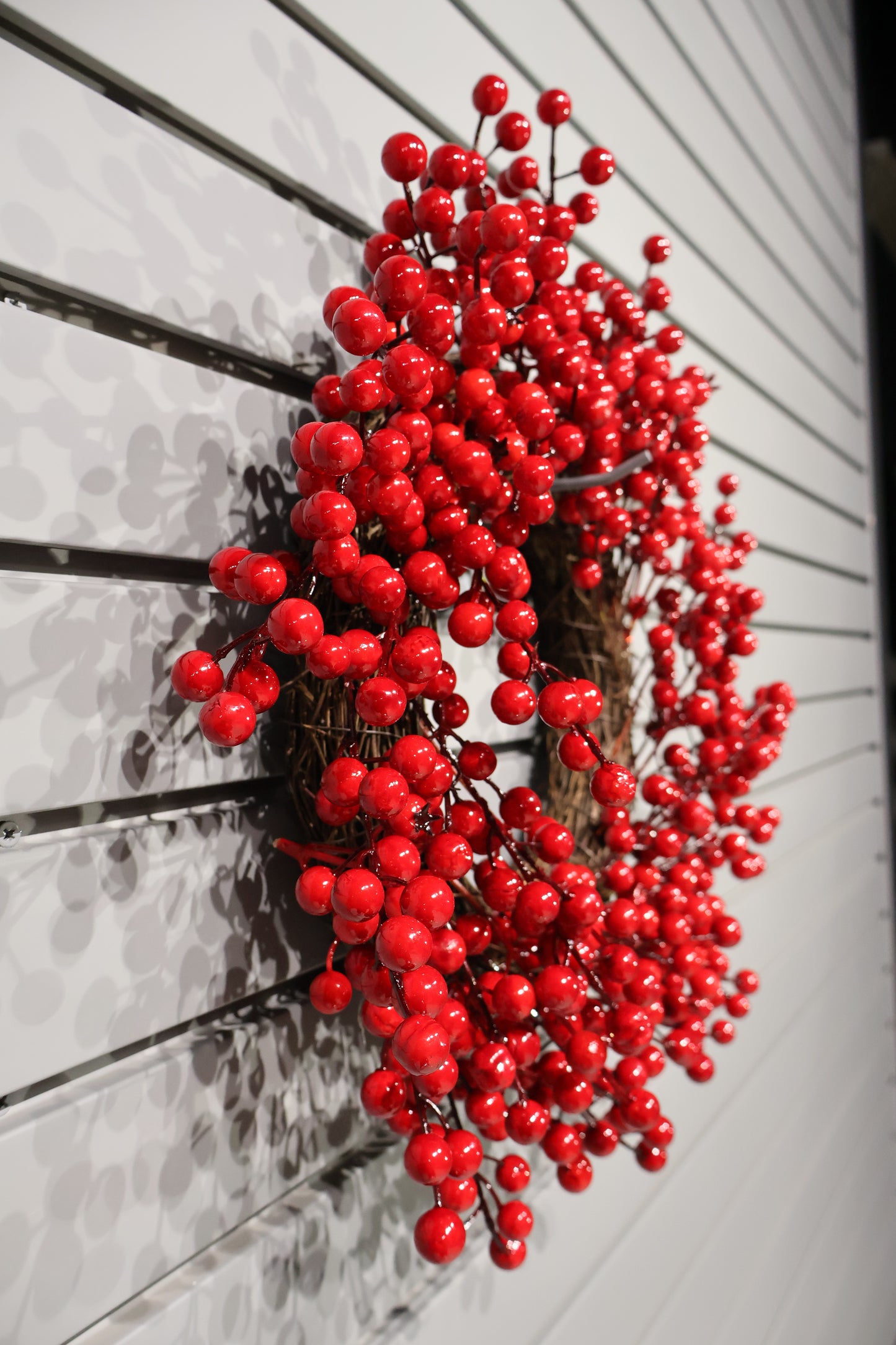 AG-61 | Artificial Red Berry Wreath on Natural Twig Base – 19.7" (50 cm) Diameter
