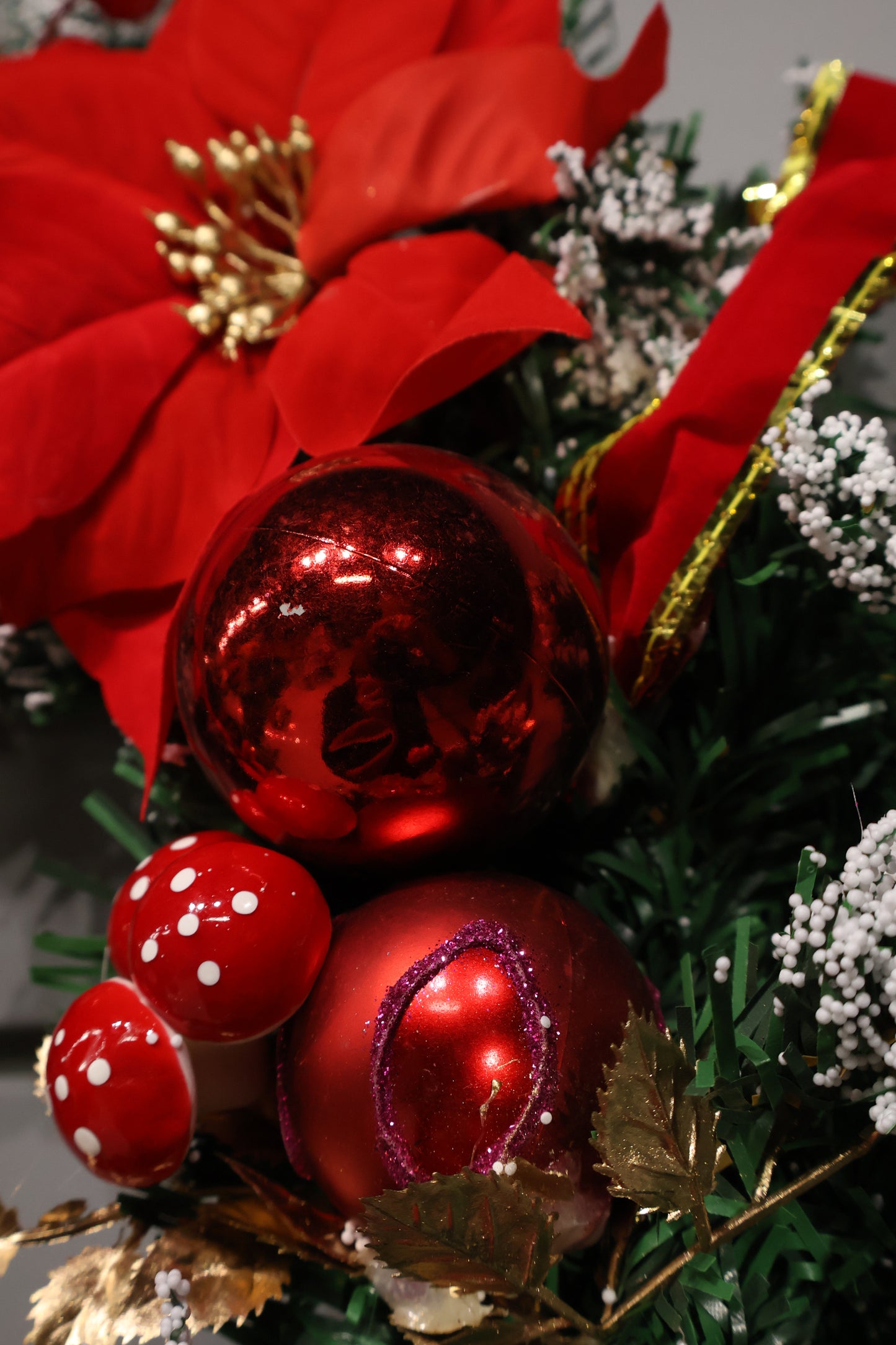 AG-69 | Christmas Wreath with Poinsettias and Ornaments – 19" (48 cm) Diameter