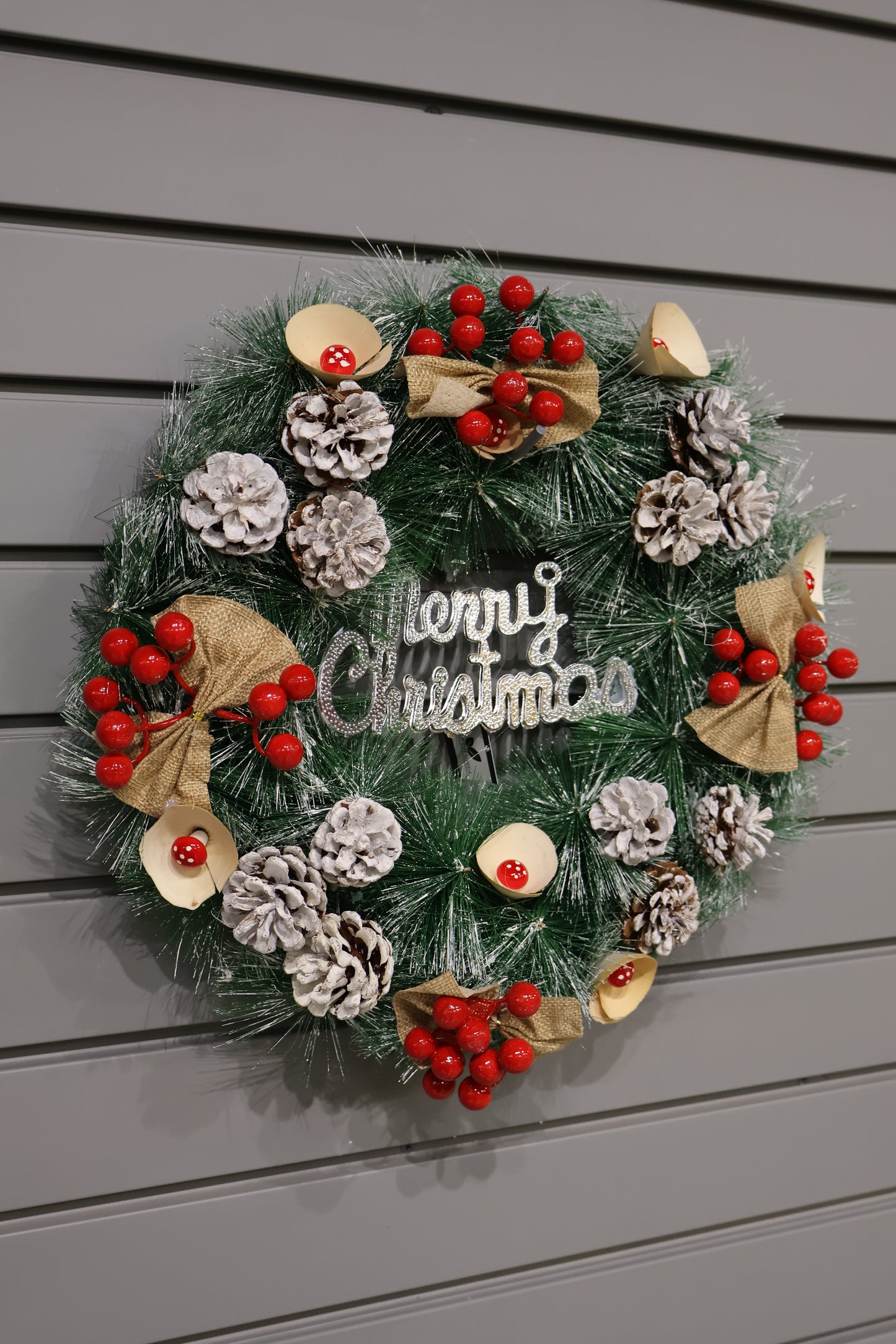 AG-32 | Artificial Christmas Wreath with Berries & Pinecones – 16" (40 cm)