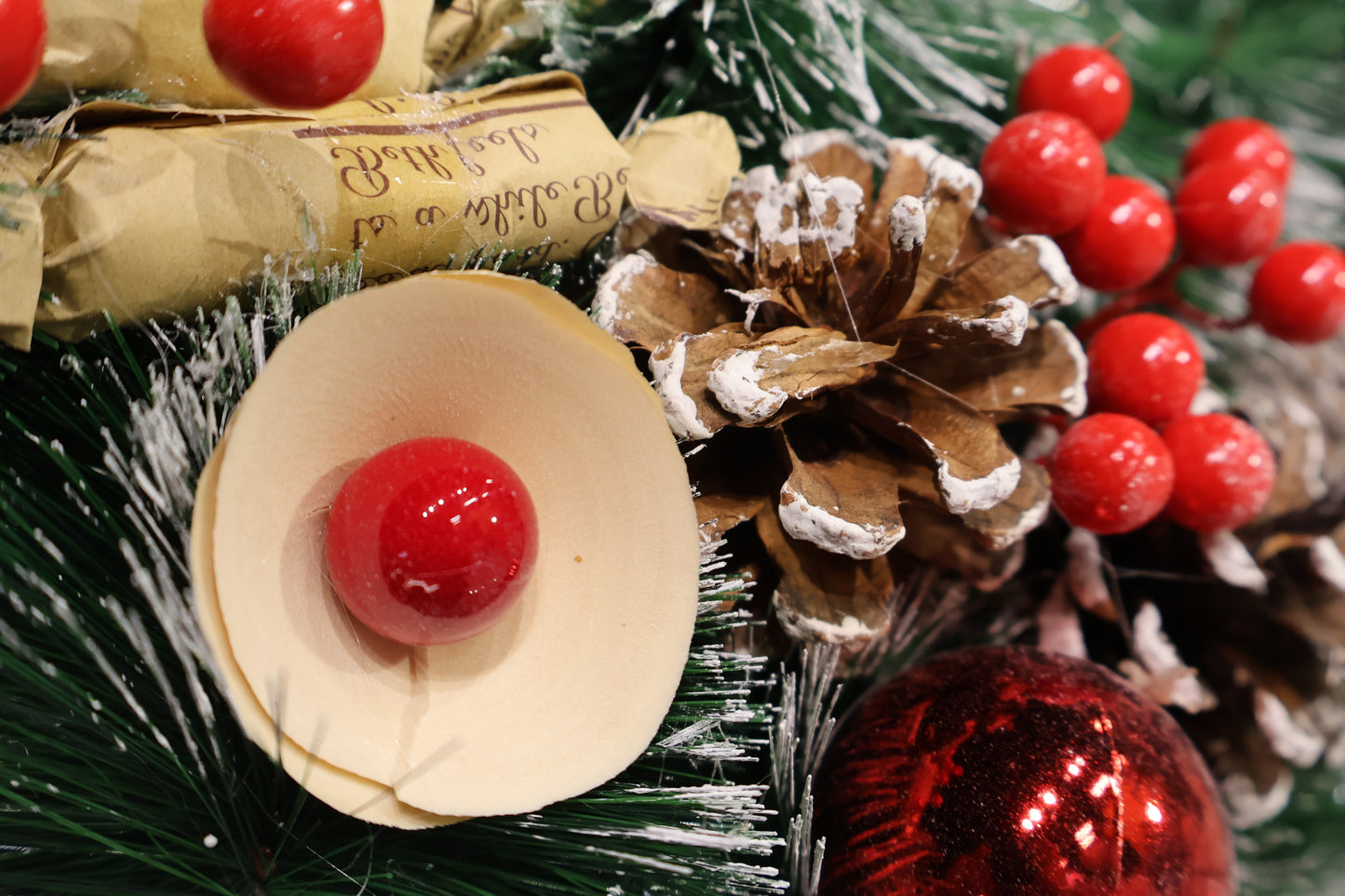 AG-59 | Artificial Christmas Wreath with Pinecones, Red Berries & Gift Accents – 23.6" (60 cm) Diameter