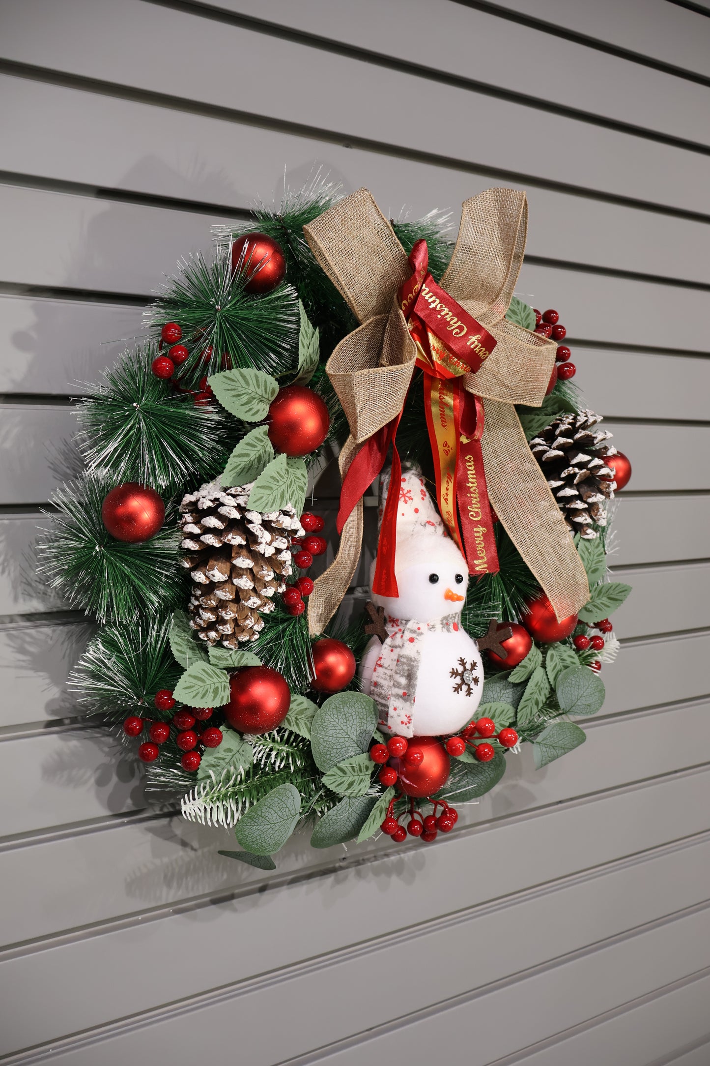 AG-43 | Artificial Christmas Wreath with Snowman, Pinecones & Red Ribbon – 22" (55 cm)