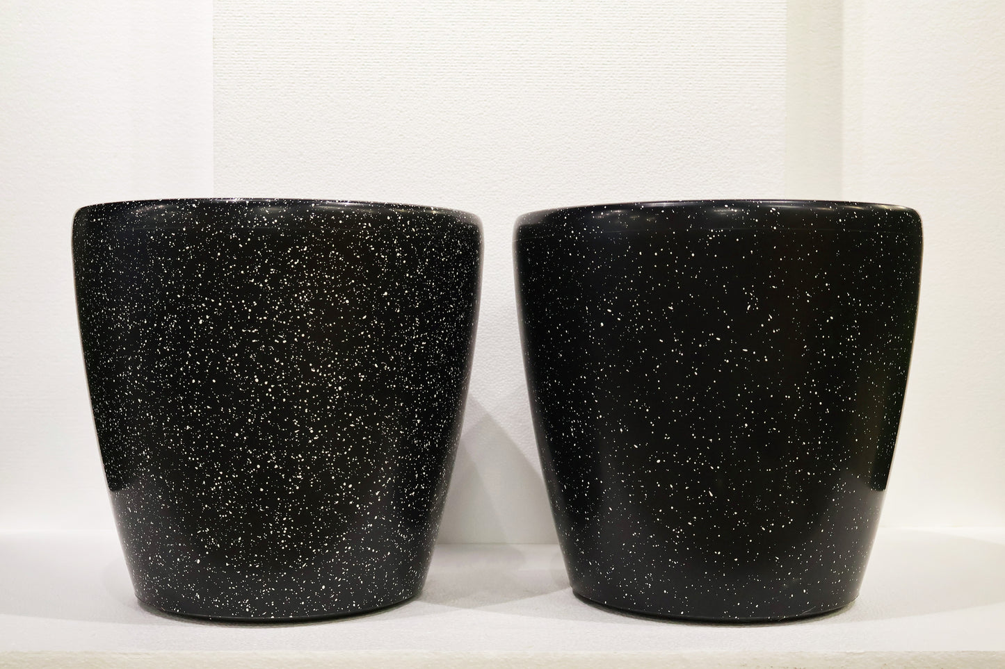 SPECKLED GLOSS ROUND PLANTER (ON WHEELS) — 13.2" × 13.0" (33.5 × 33 cm)