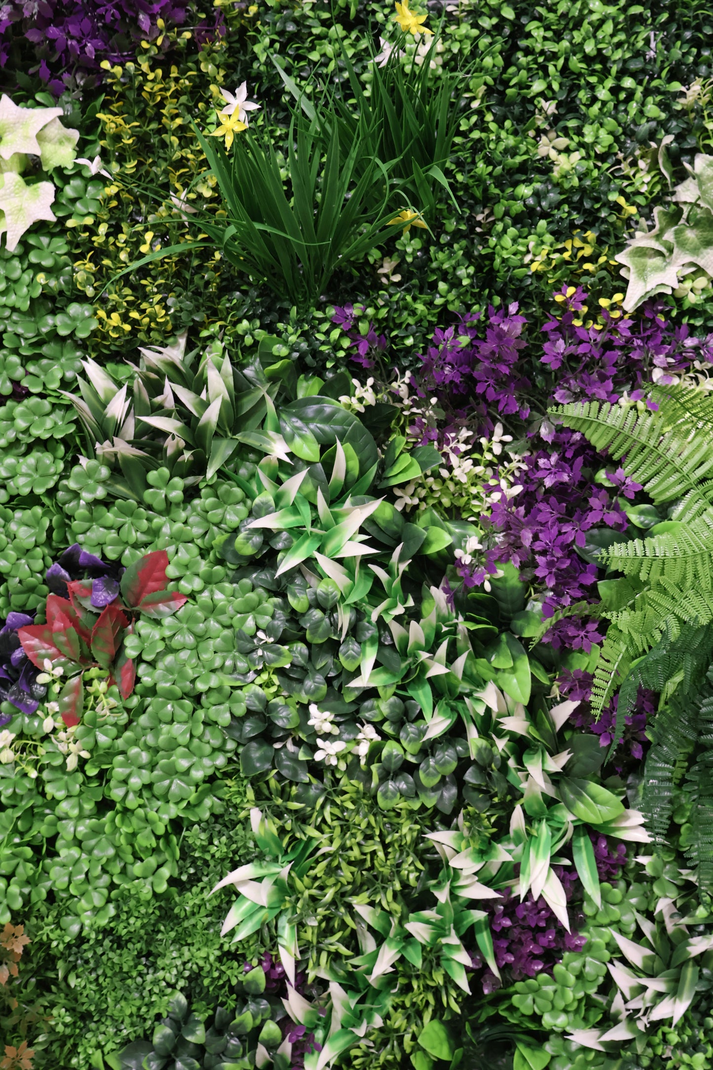 GREEN WALL — SIGNATURE MIX — 40" × 40" (102 × 102 cm)