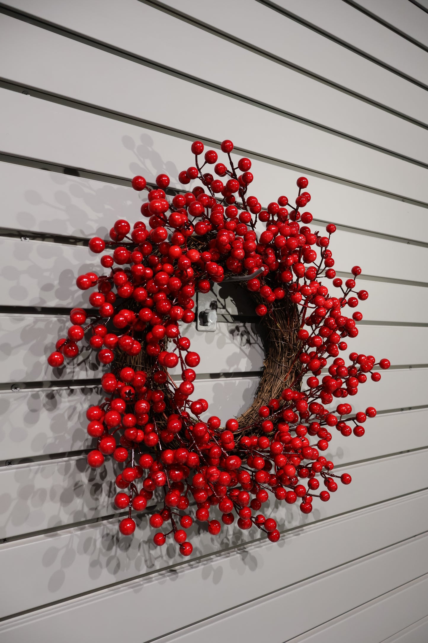 AG-61 | Artificial Red Berry Wreath on Natural Twig Base – 19.7" (50 cm) Diameter