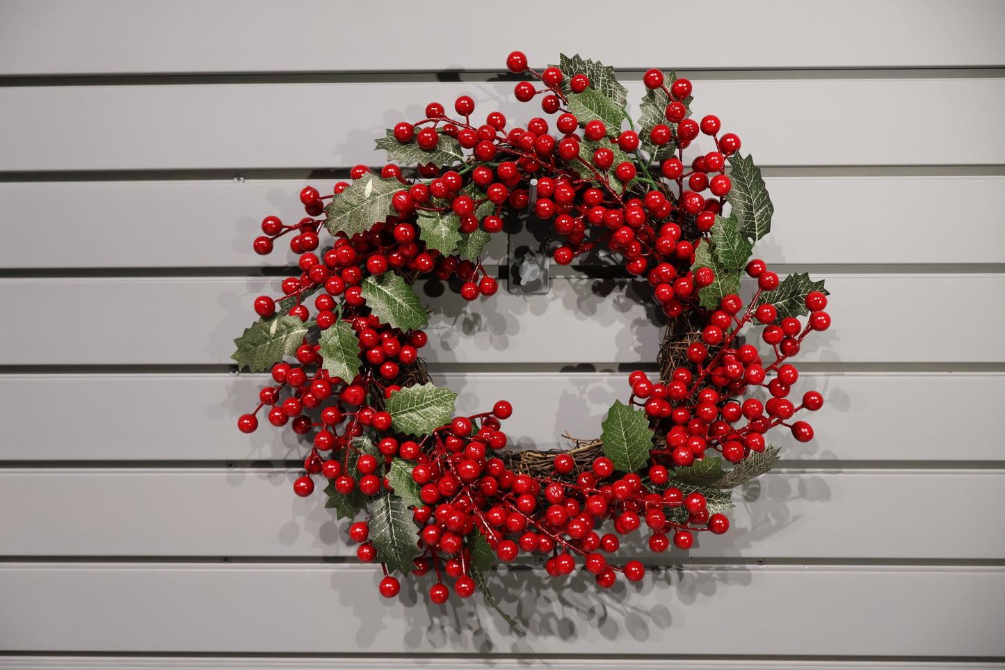 AG-60 | Artificial Red Berry Wreath with Green Leaves – 15.7" (40 cm) Diameter