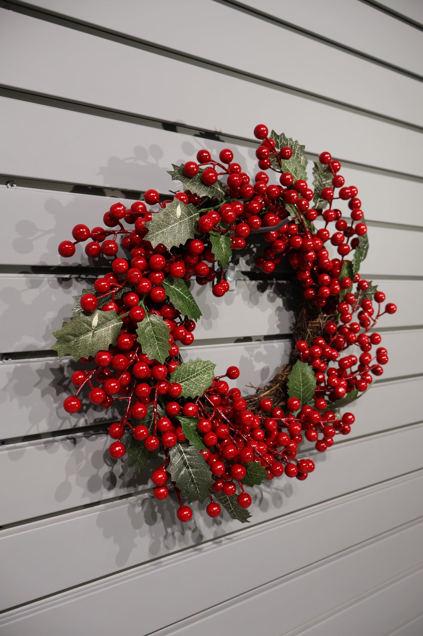 AG-60 | Artificial Red Berry Wreath with Green Leaves – 15.7" (40 cm) Diameter