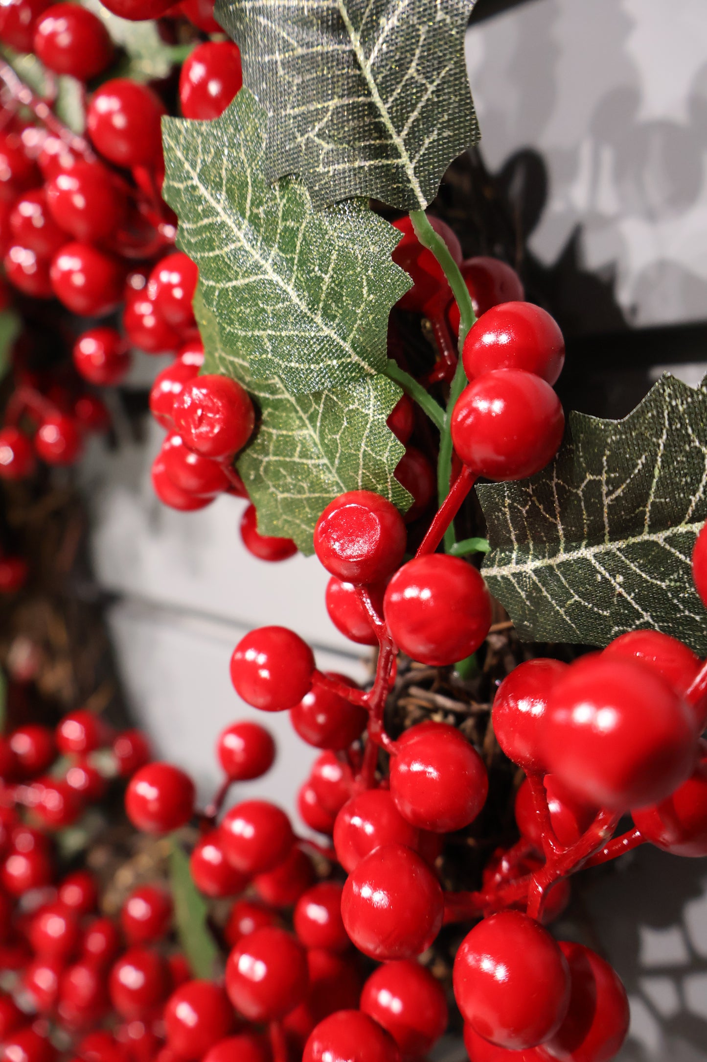 AG-60 | Artificial Red Berry Wreath with Green Leaves – 15.7" (40 cm) Diameter