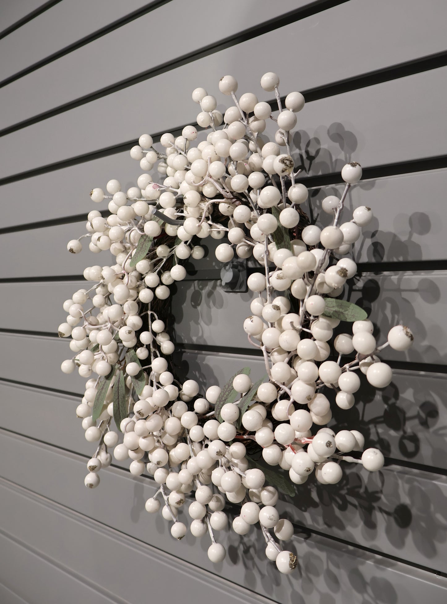 AG-62 | Artificial White Berry Wreath with Green Leaves – 15.7" (40 cm) Diameter