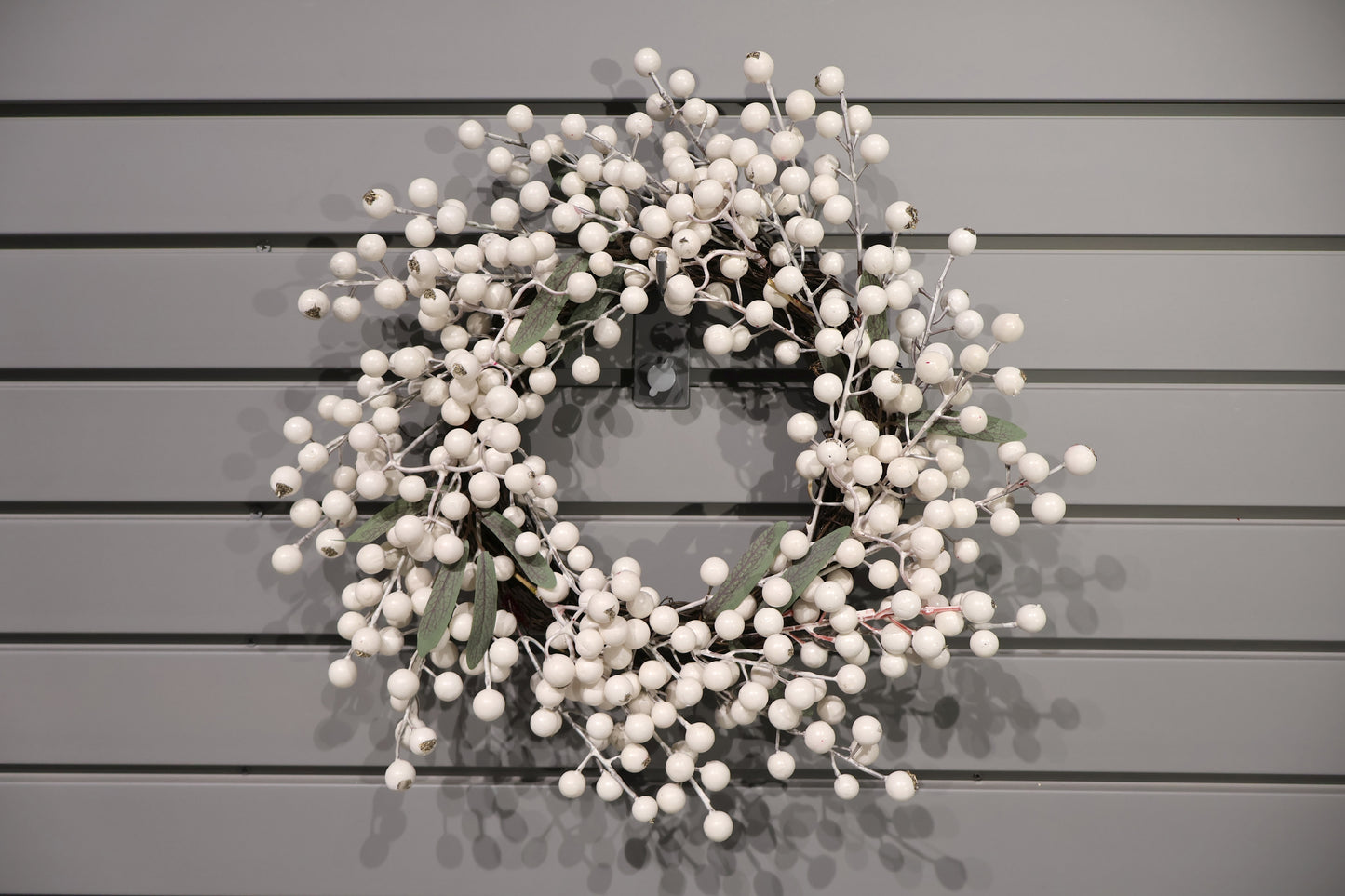 AG-62 | Artificial White Berry Wreath with Green Leaves – 15.7" (40 cm) Diameter