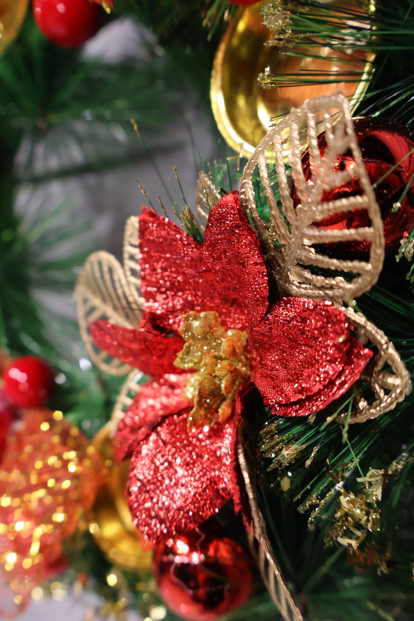 AG-63 | Christmas Wreath with Red Poinsettias and Gold Accents – 11.8" (30 cm) Diameter