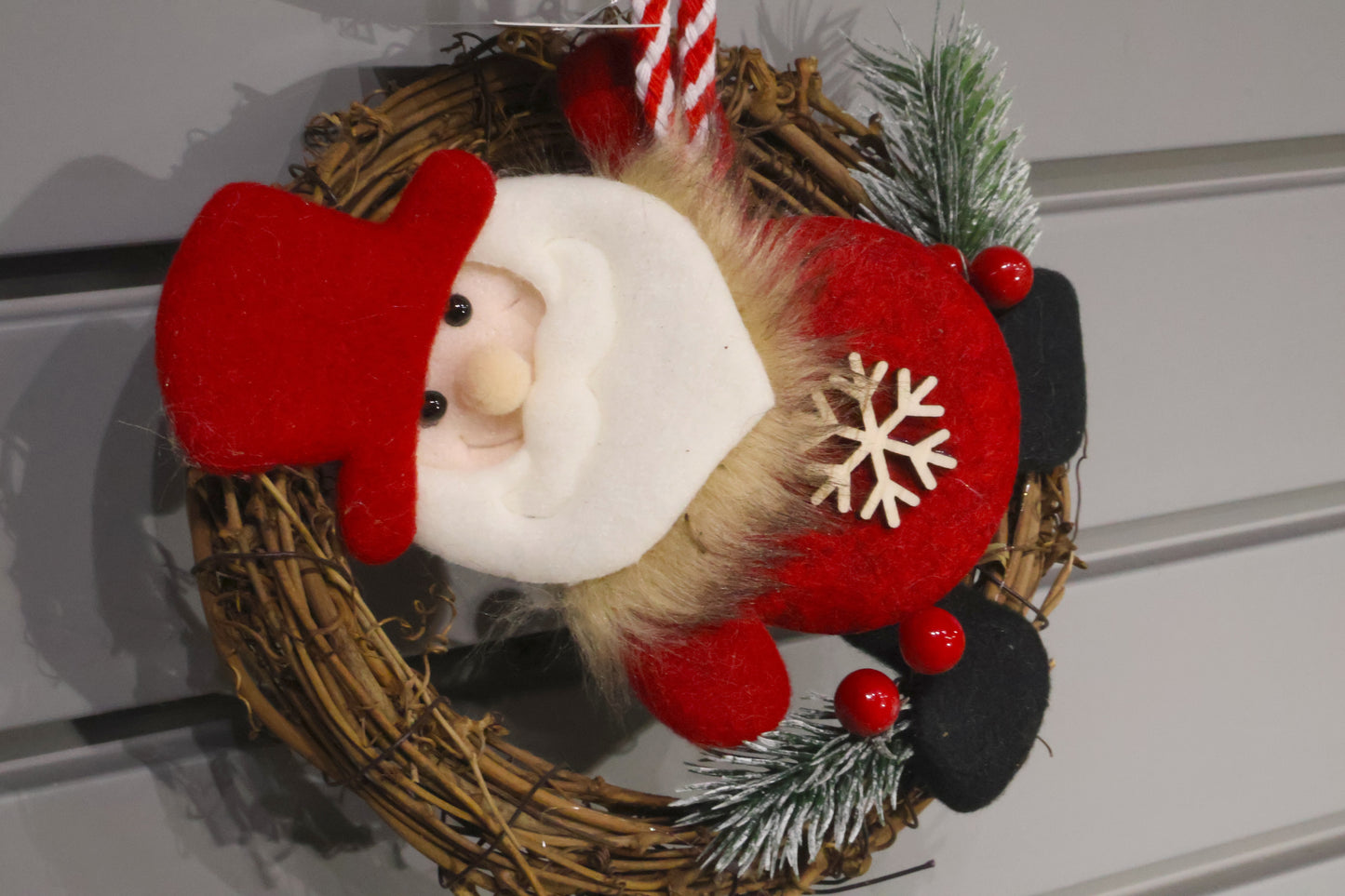 AG-23 | Christmas Wreath with Santa Ornament – 5.9" × 6.3" × 1.0" (15×16×2.5 cm), 1 Piece per OPP Bag