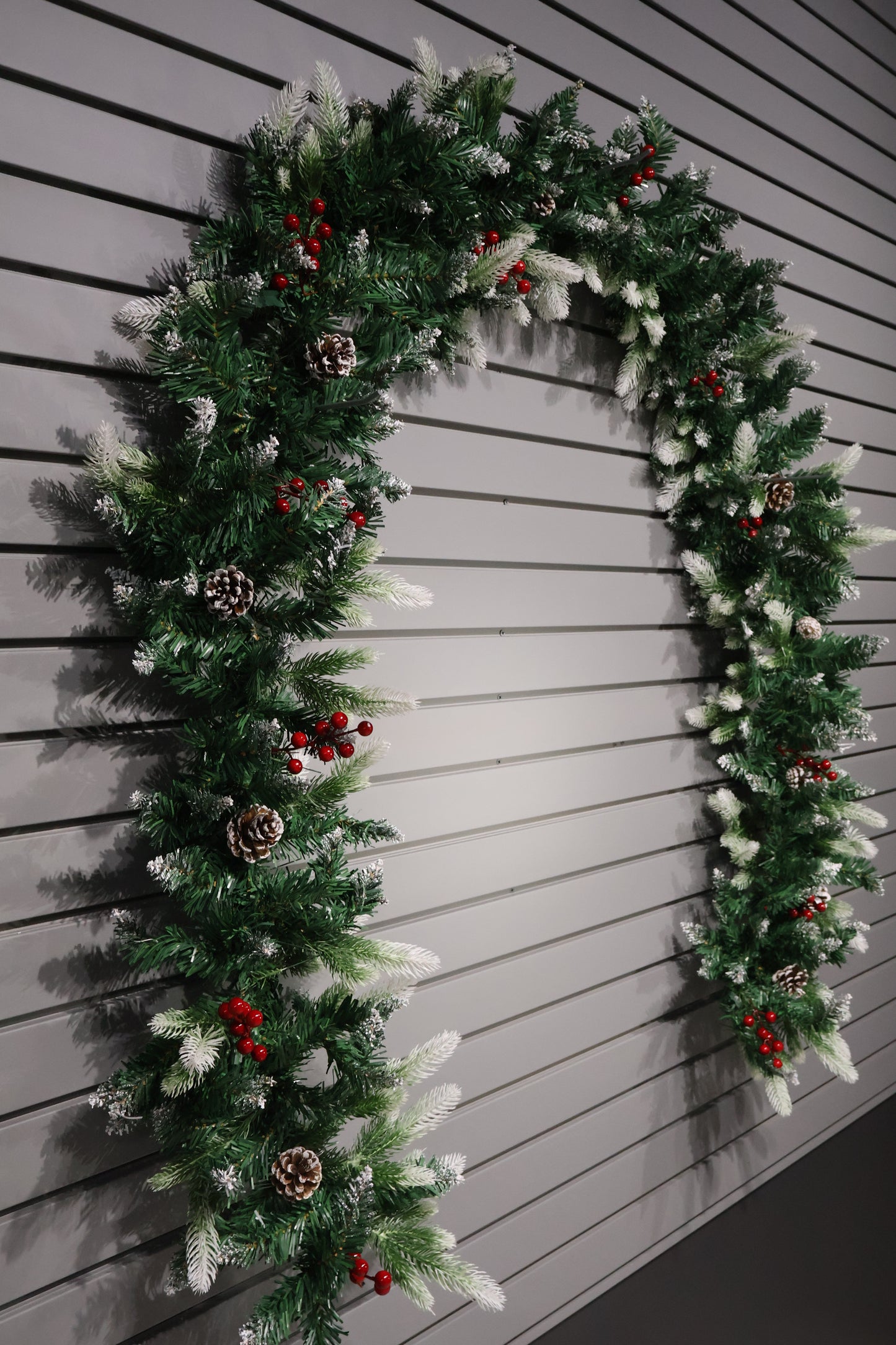 AG-78 | Artificial Pine Garland – 106" (270 cm), 260 Tips, Frosted Finish