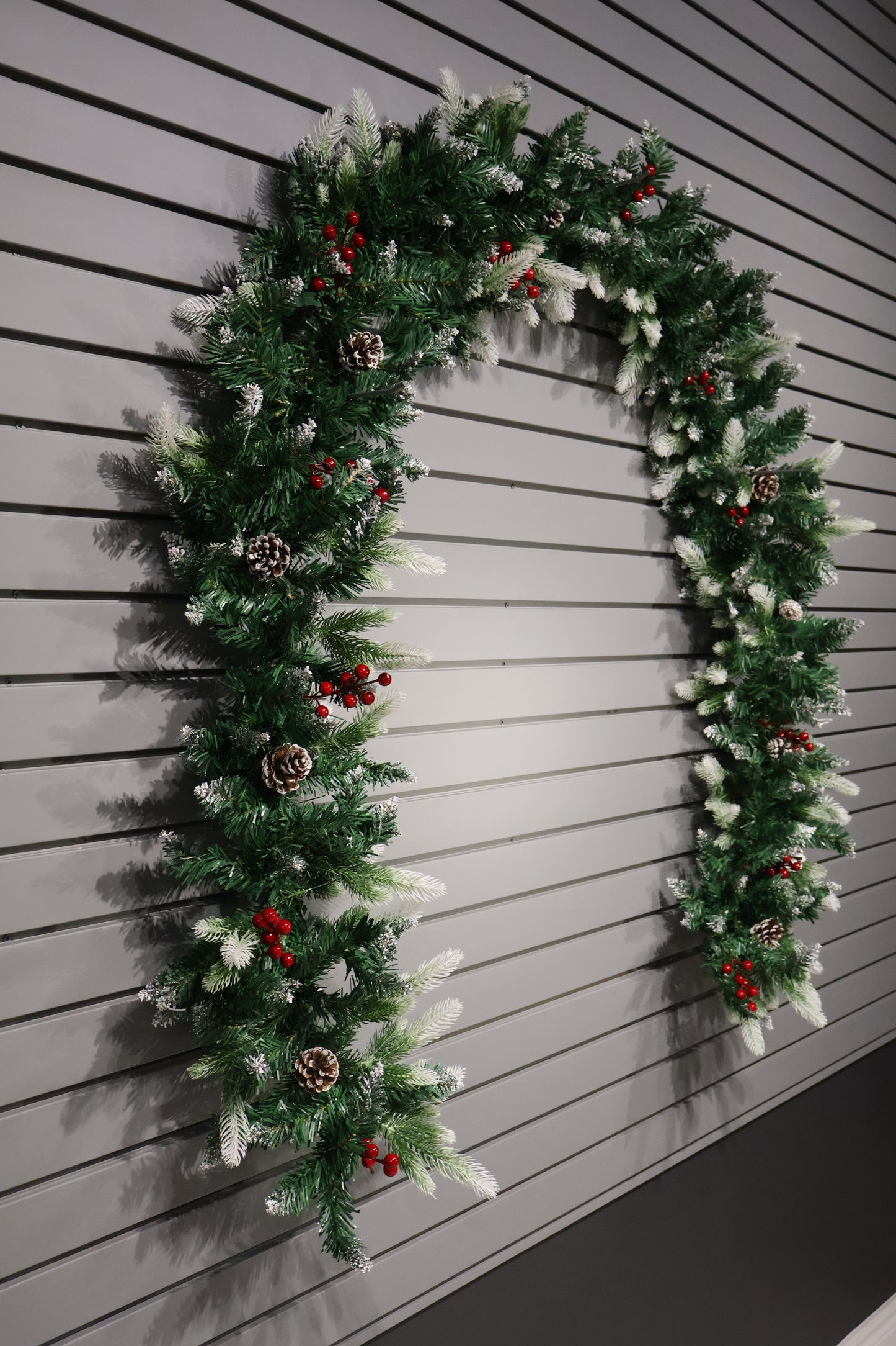 AG-78 | Artificial Pine Garland – 106" (270 cm), 260 Tips, Frosted Finish