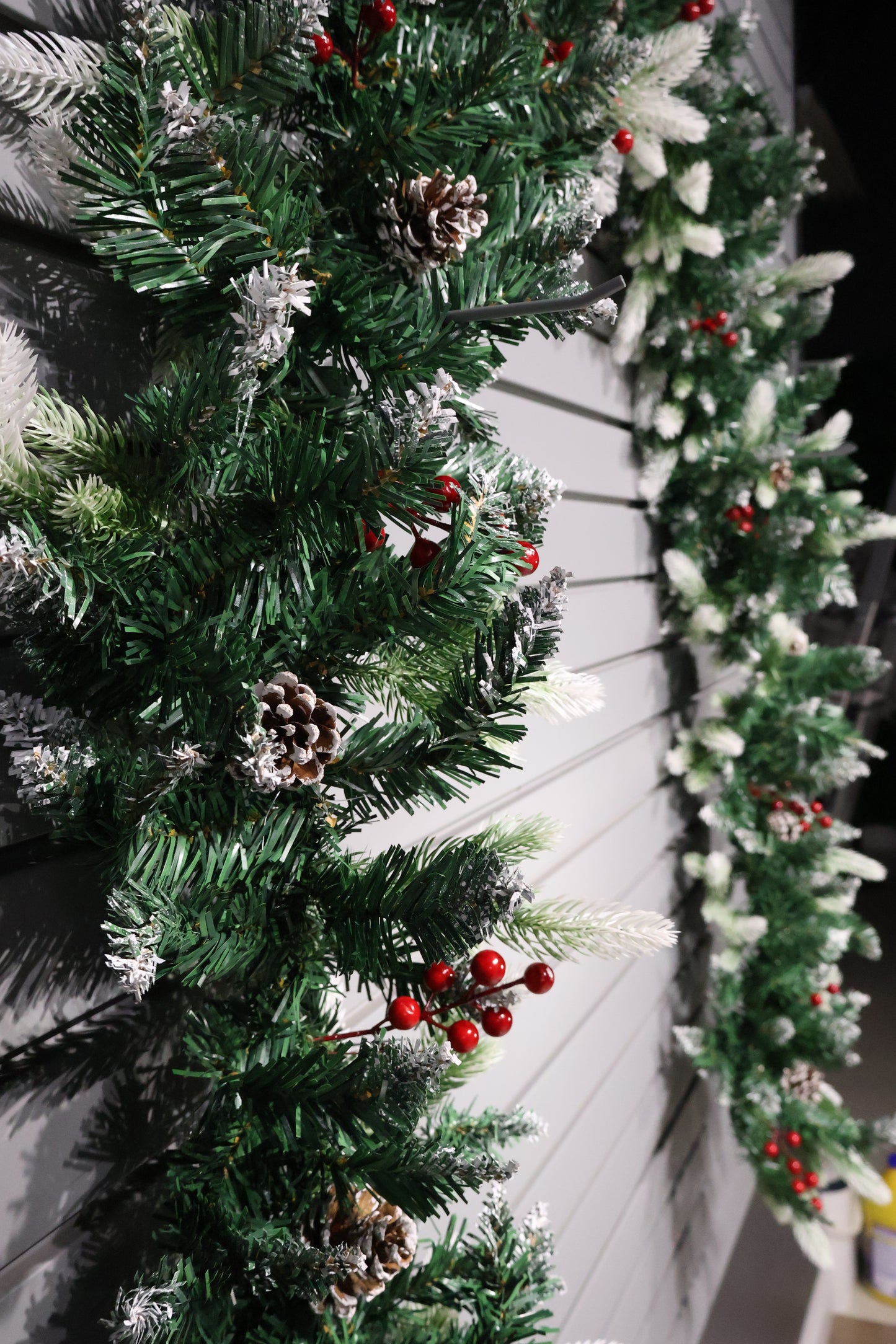 AG-78 | Artificial Pine Garland – 106" (270 cm), 260 Tips, Frosted Finish