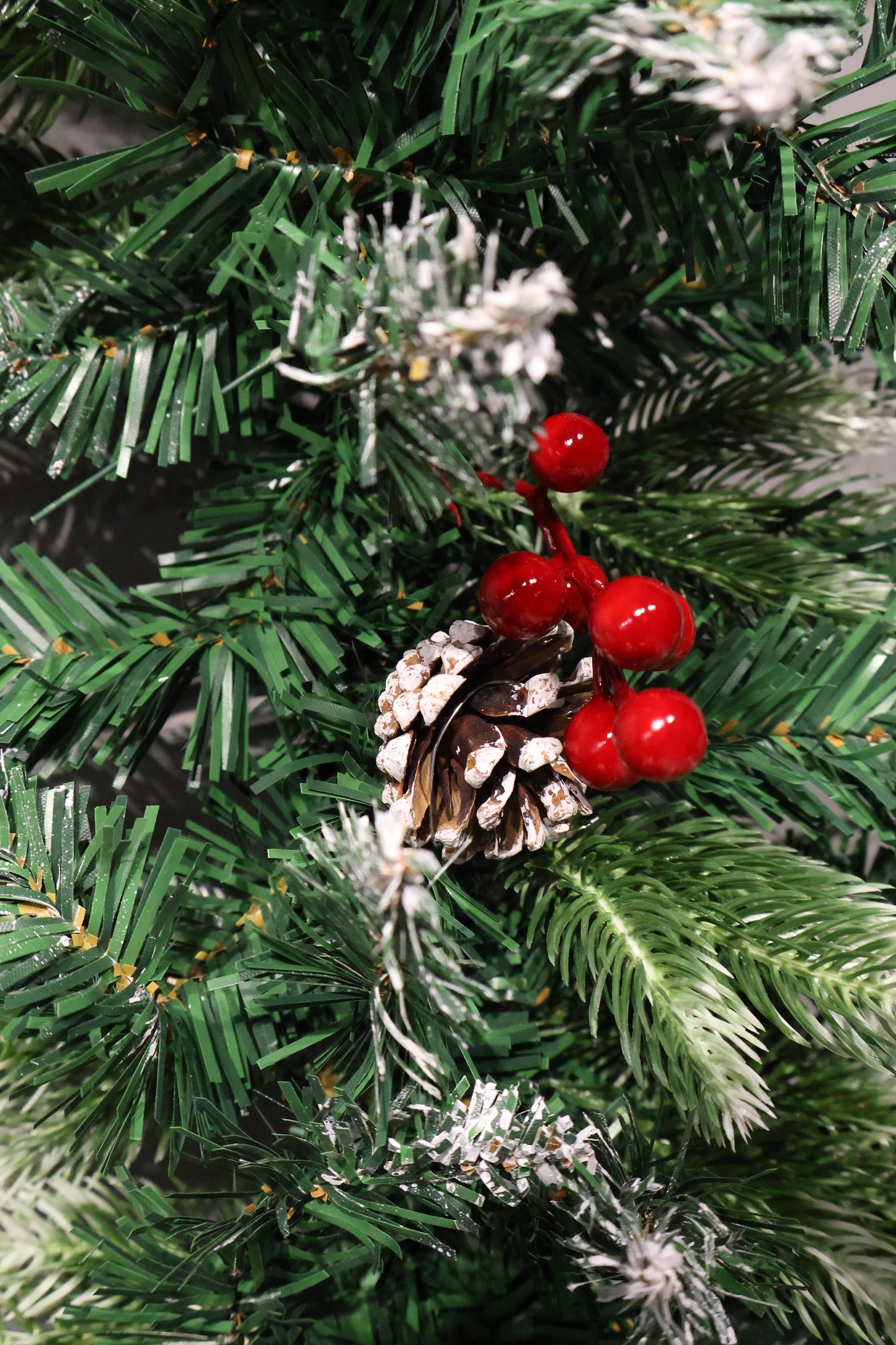 AG-78 | Artificial Pine Garland – 106" (270 cm), 260 Tips, Frosted Finish
