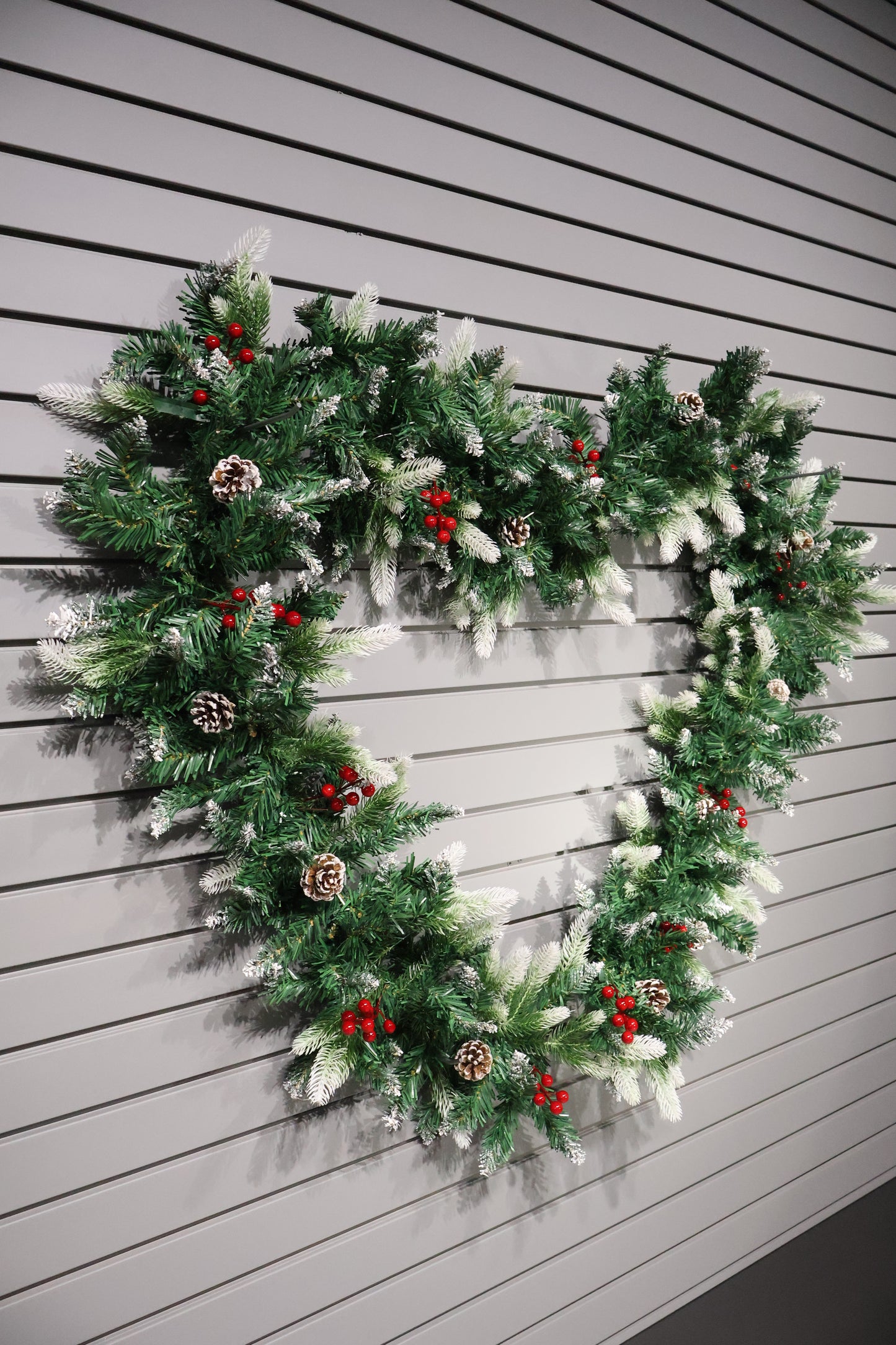 AG-78 | Artificial Pine Garland – 106" (270 cm), 260 Tips, Frosted Finish