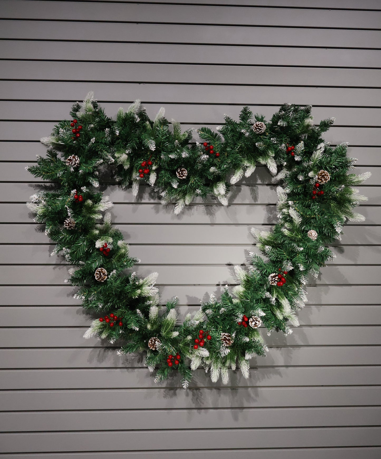 AG-78 | Artificial Pine Garland – 106" (270 cm), 260 Tips, Frosted Finish