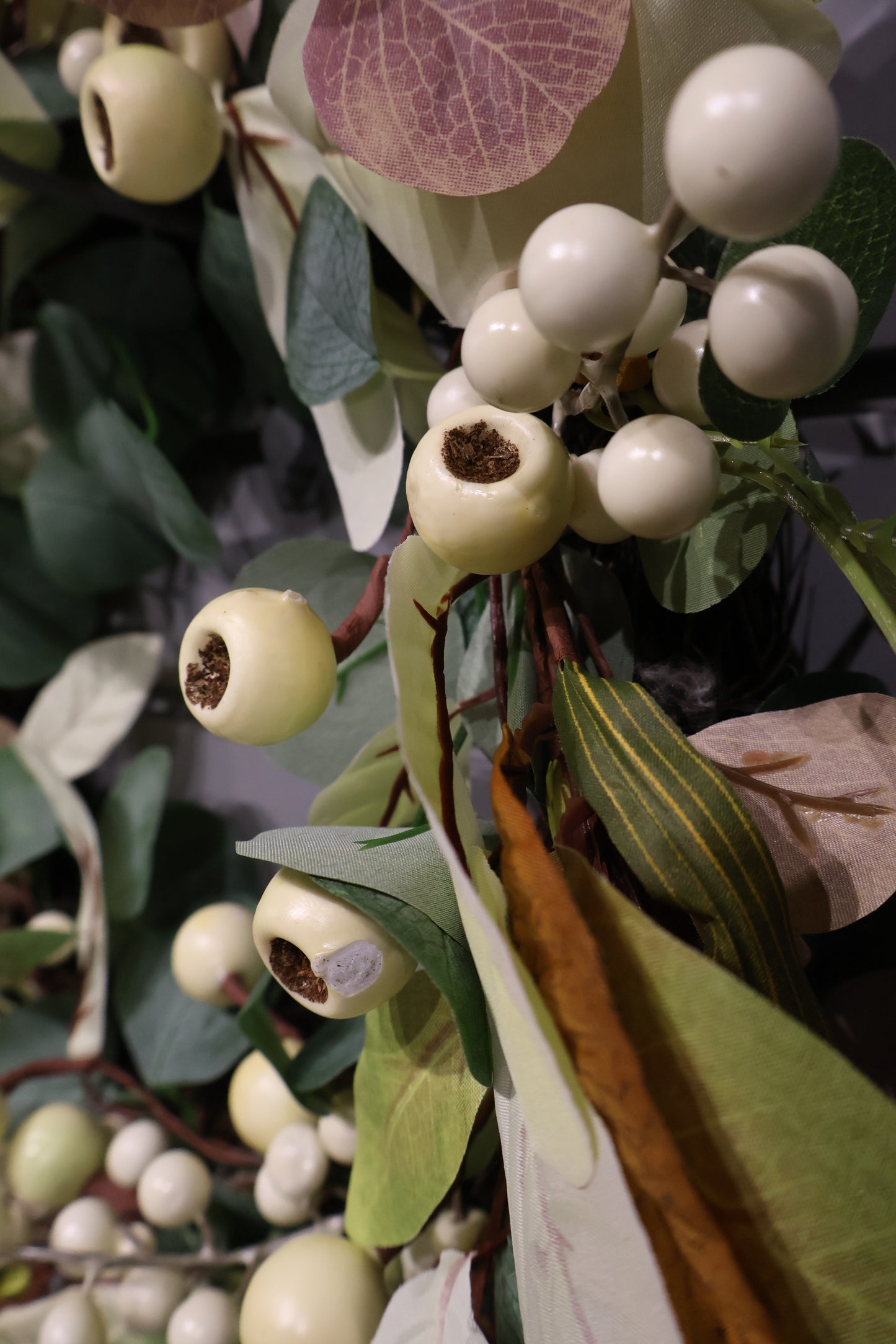 AG-56 | Artificial Eucalyptus Wreath with Cream Berries & Mixed Leaves – 19.7" (50 cm) Diameter