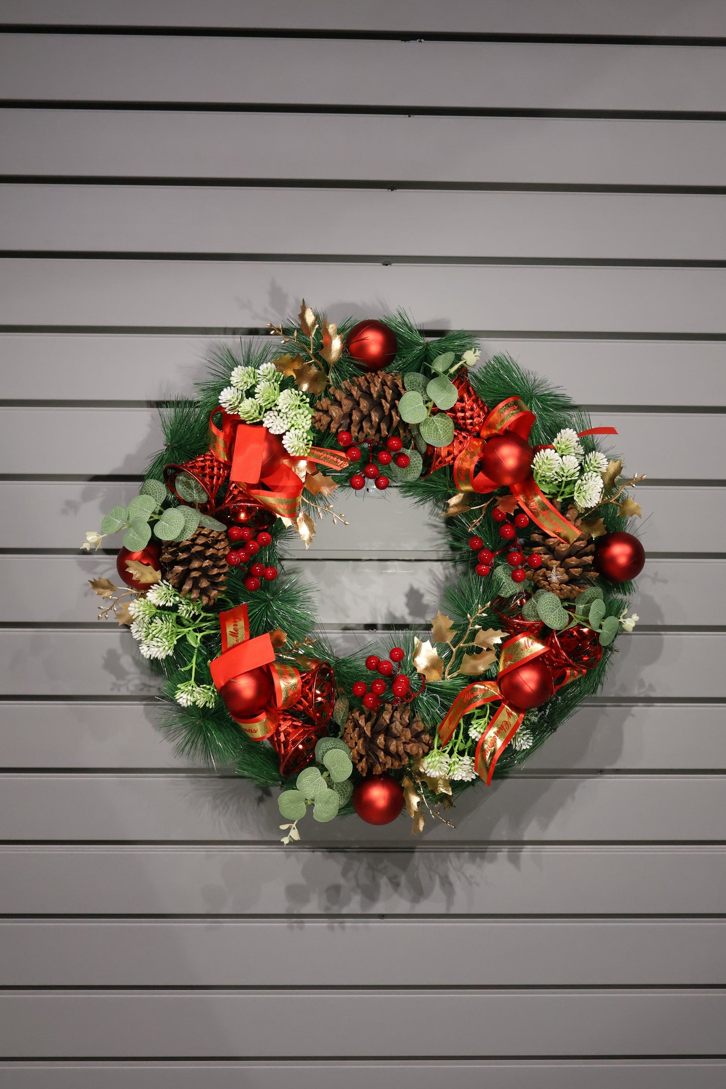 AG-42 | Artificial Christmas Wreath with Pinecones, Red Baubles & Golden Leaves – 22" (55 cm)