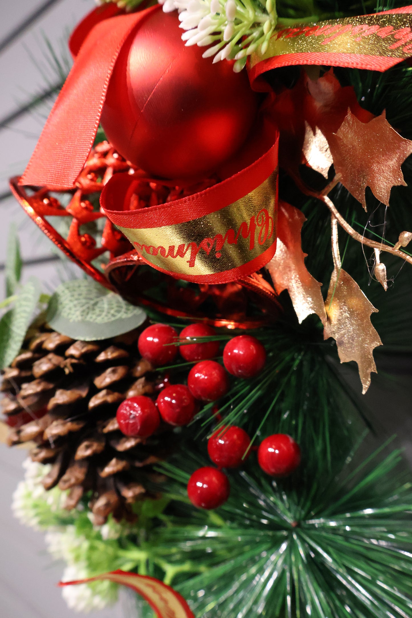 AG-42 | Artificial Christmas Wreath with Pinecones, Red Baubles & Golden Leaves – 22" (55 cm)