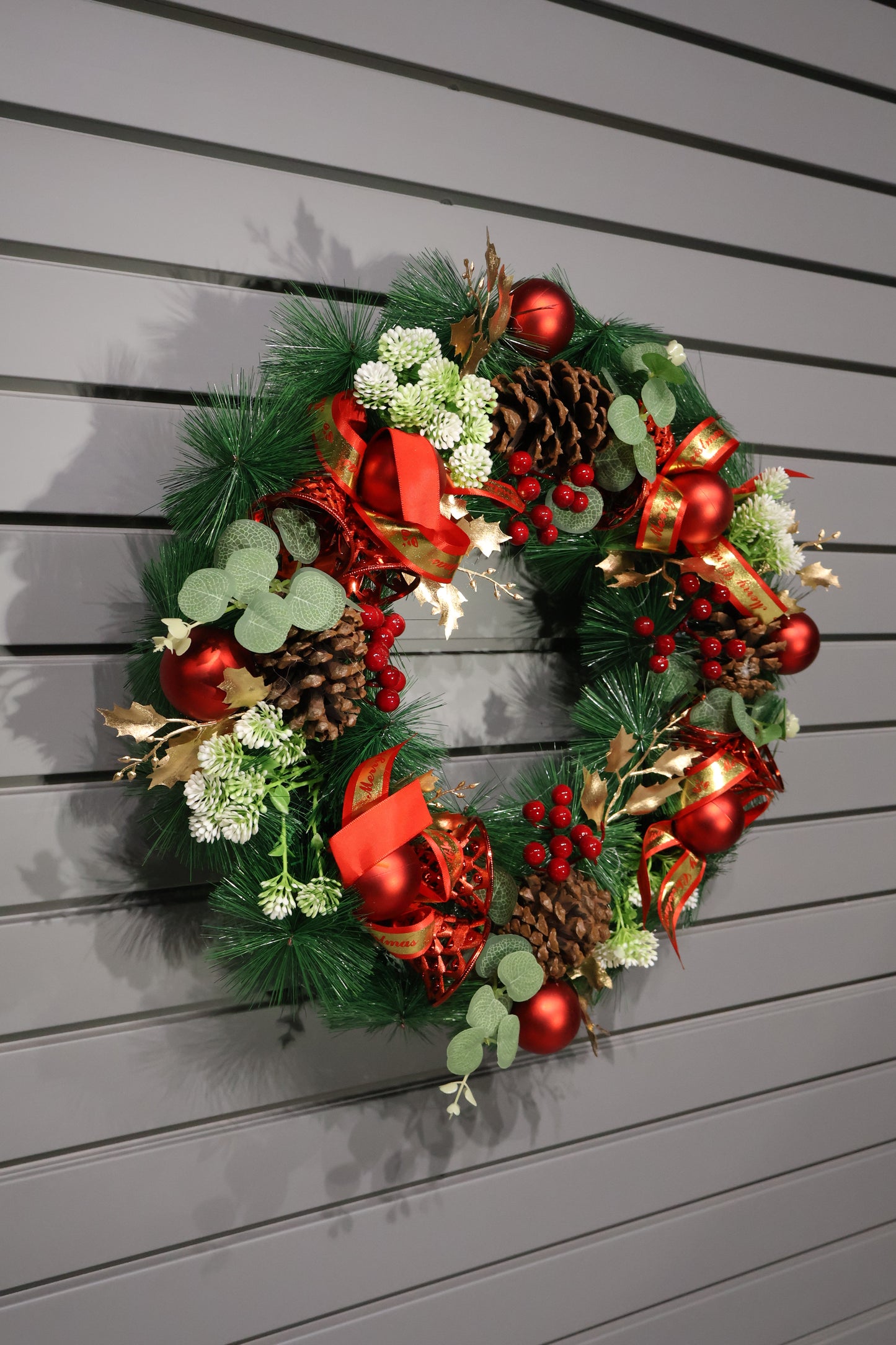 AG-42 | Artificial Christmas Wreath with Pinecones, Red Baubles & Golden Leaves – 22" (55 cm)