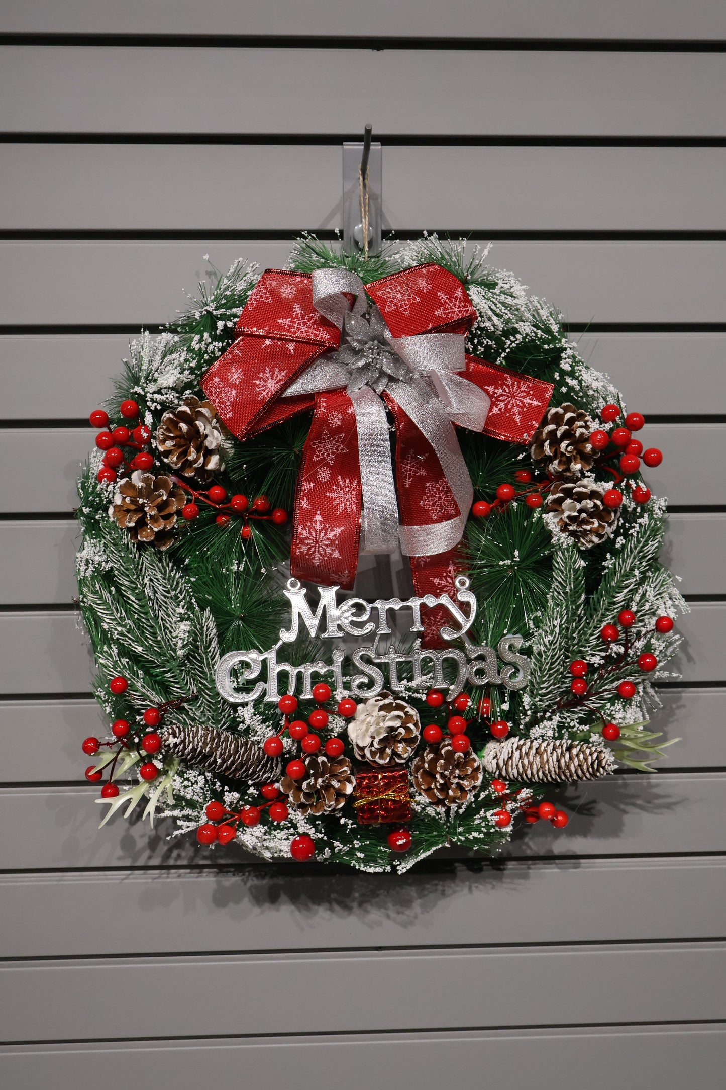 AG-41 | Artificial Christmas Wreath with “Merry Christmas” Sign, Red Bow & Snow Pinecones – 20" (50 cm)