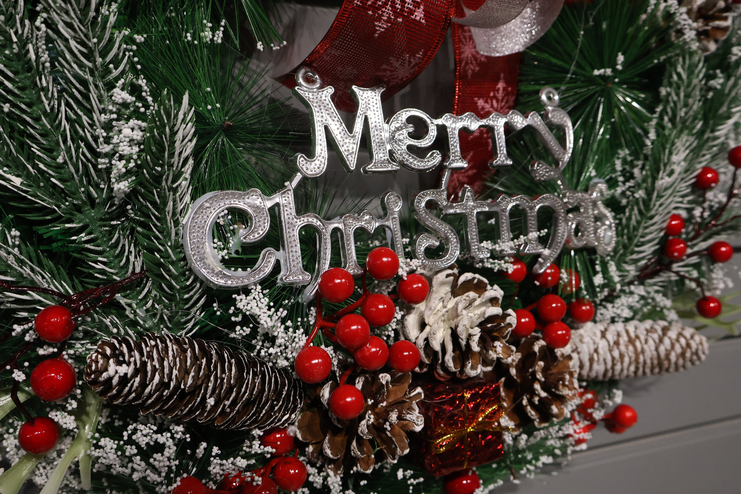 AG-41 | Artificial Christmas Wreath with “Merry Christmas” Sign, Red Bow & Snow Pinecones – 20" (50 cm)
