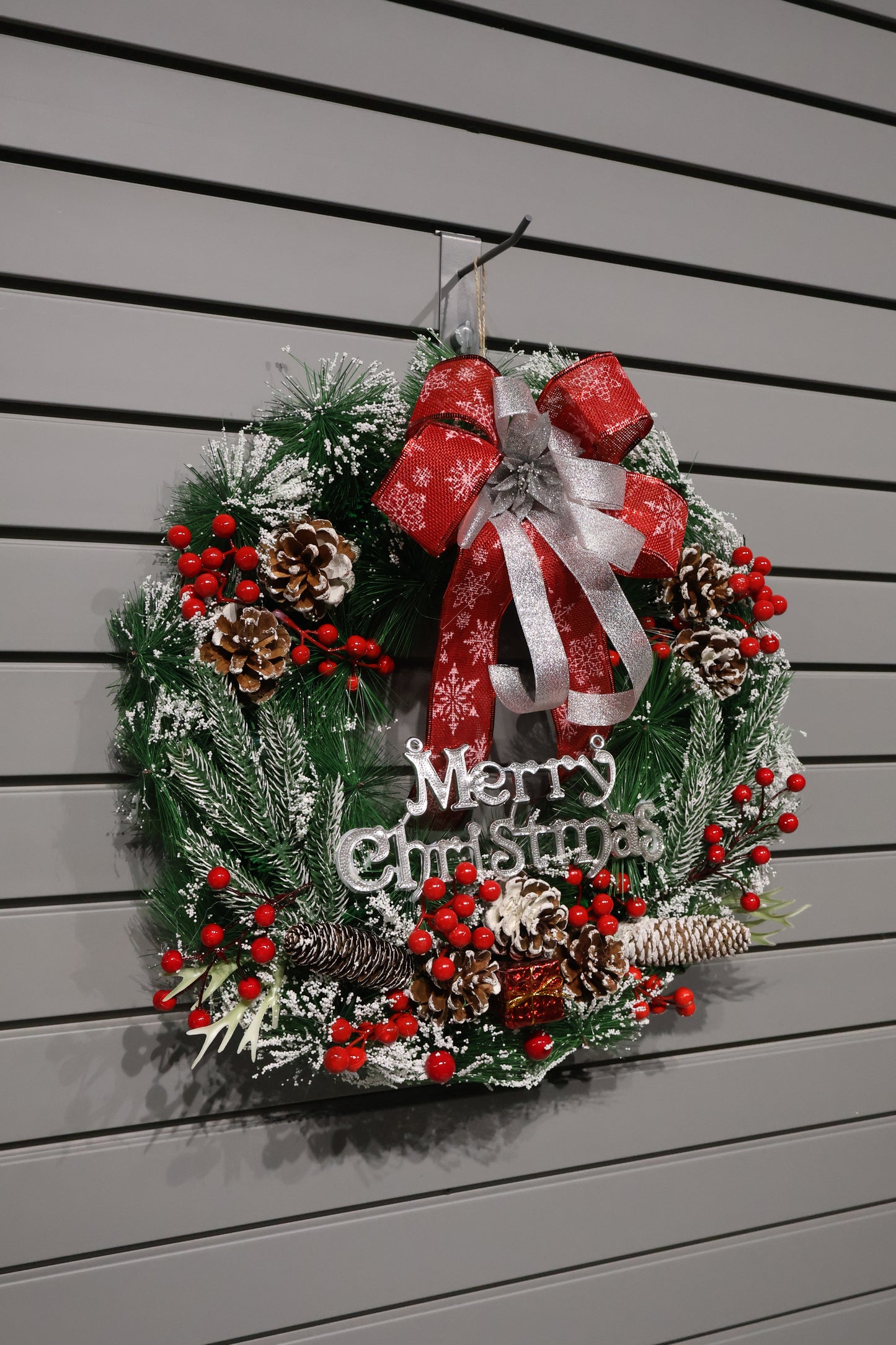 AG-41 | Artificial Christmas Wreath with “Merry Christmas” Sign, Red Bow & Snow Pinecones – 20" (50 cm)