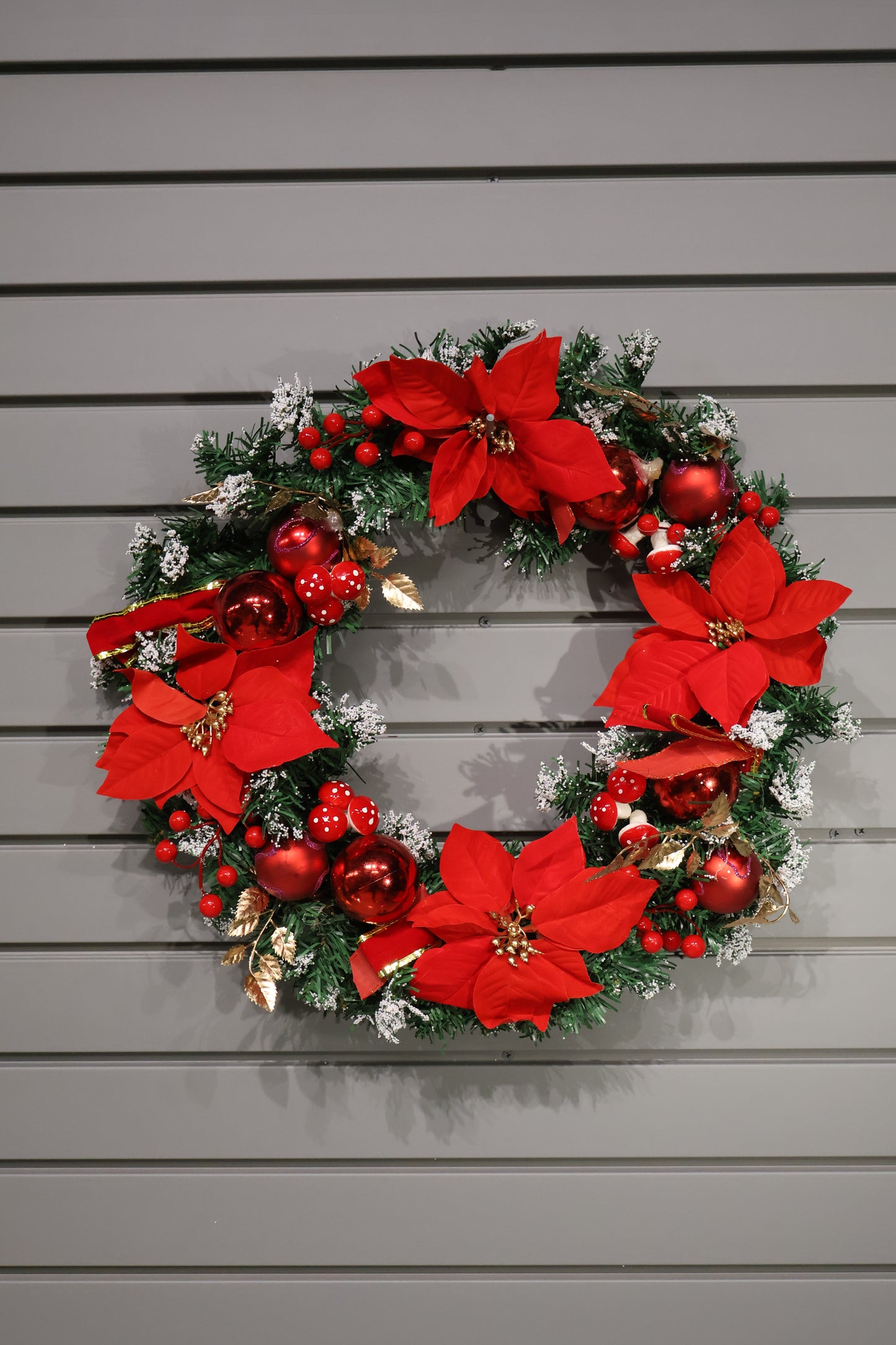 AG-69 | Christmas Wreath with Poinsettias and Ornaments – 19" (48 cm) Diameter
