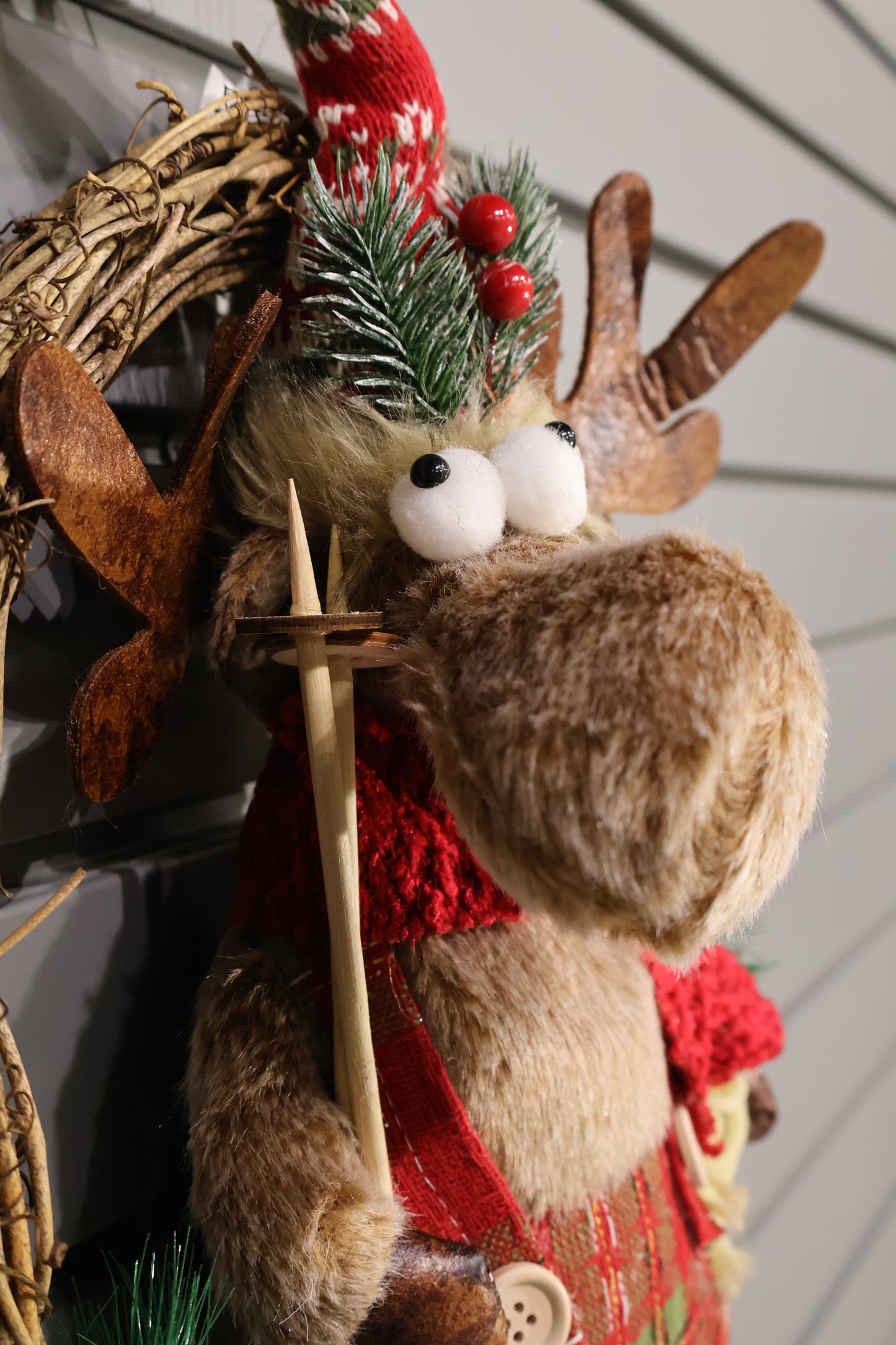 AG-07 | Christmas Ornament – Reindeer Wreath Design, 16.5" × 11.8" × 5.9" (42×30×15 cm)