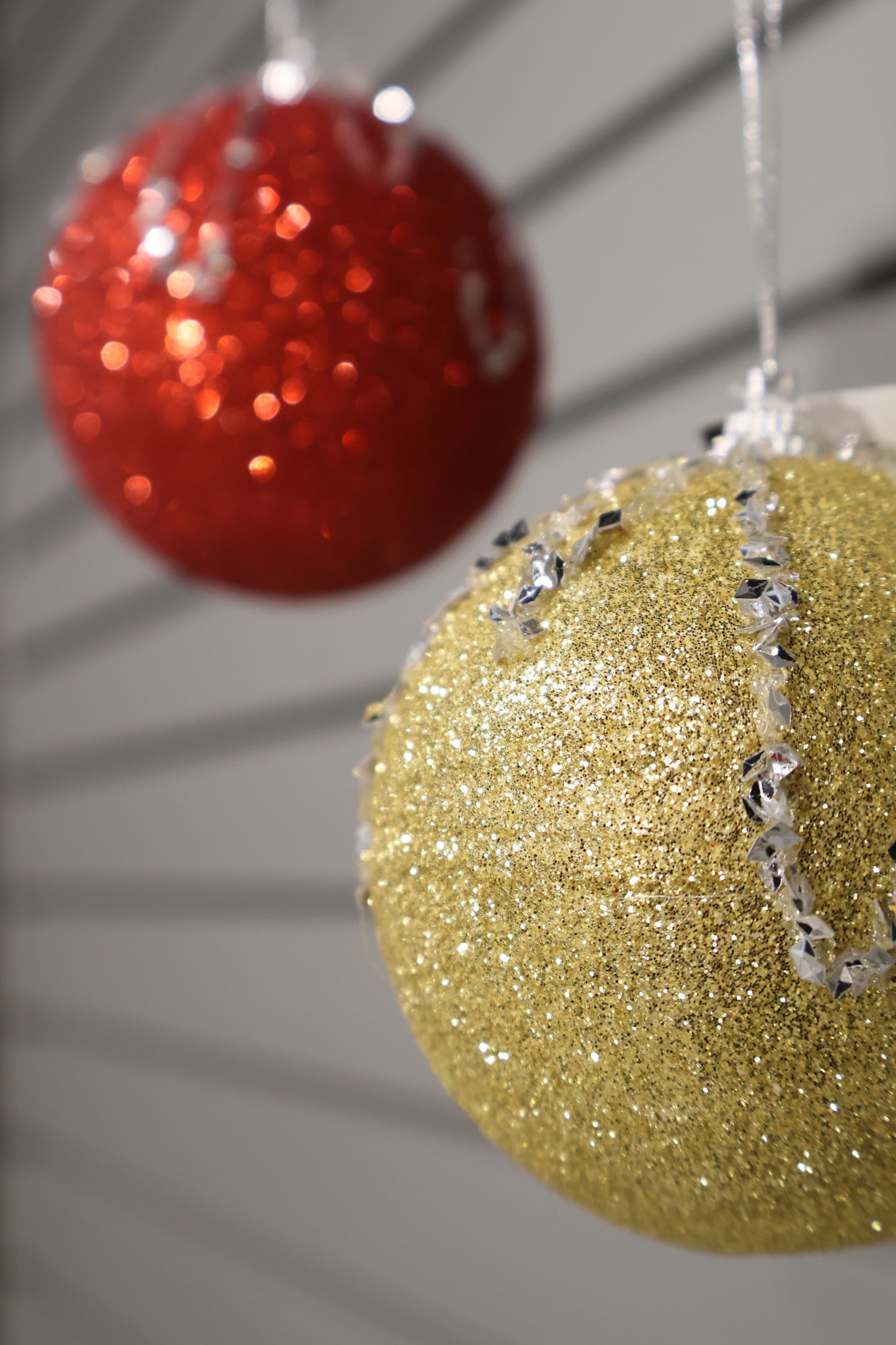 AG-34 | Artificial Christmas Glitter Bauble Ornament – 4" (10 cm) | Red or Gold