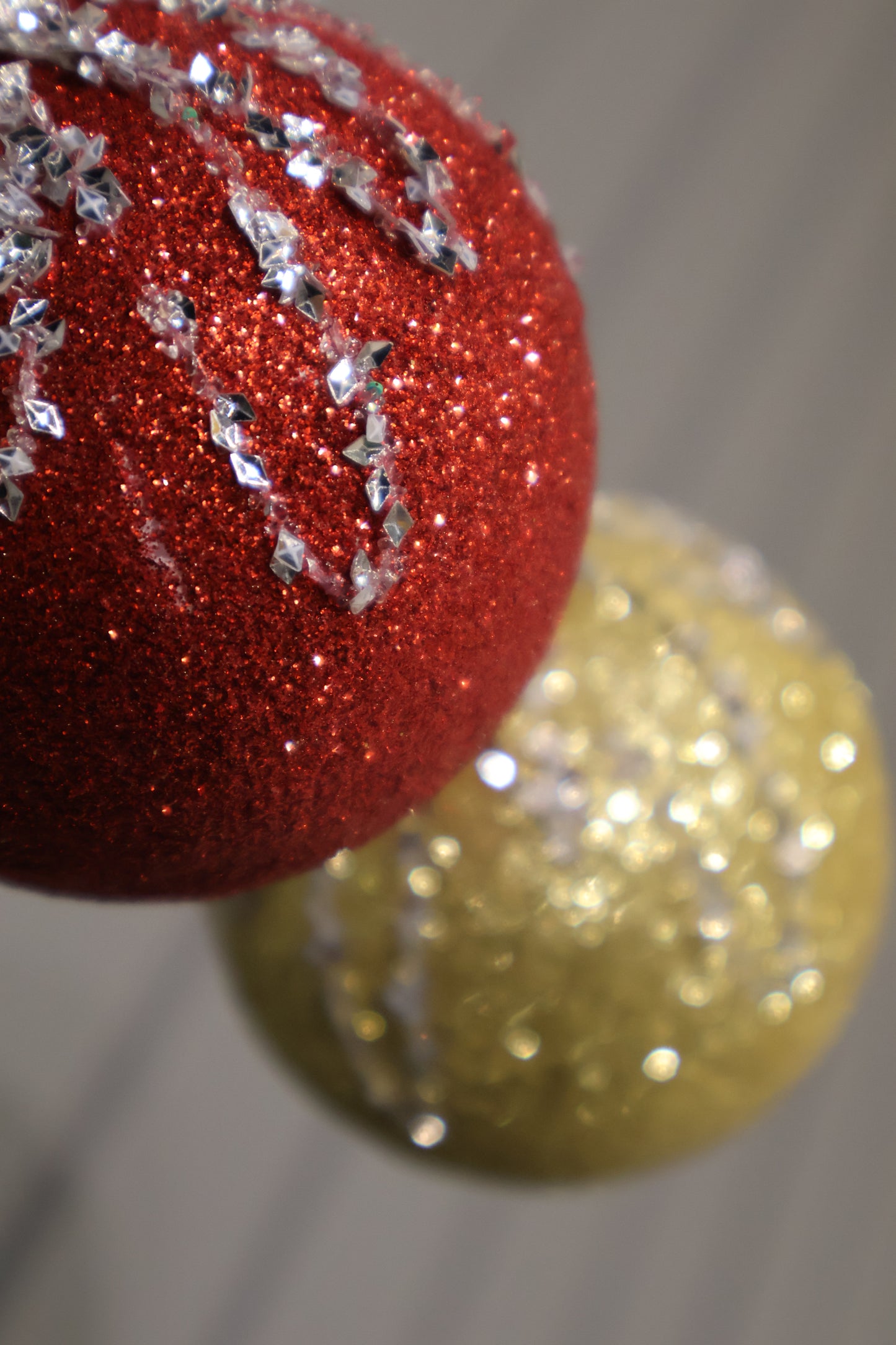AG-34 | Artificial Christmas Glitter Bauble Ornament – 4" (10 cm) | Red or Gold