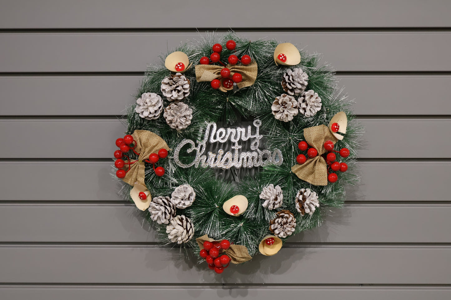 AG-32 | Artificial Christmas Wreath with Berries & Pinecones – 16" (40 cm)