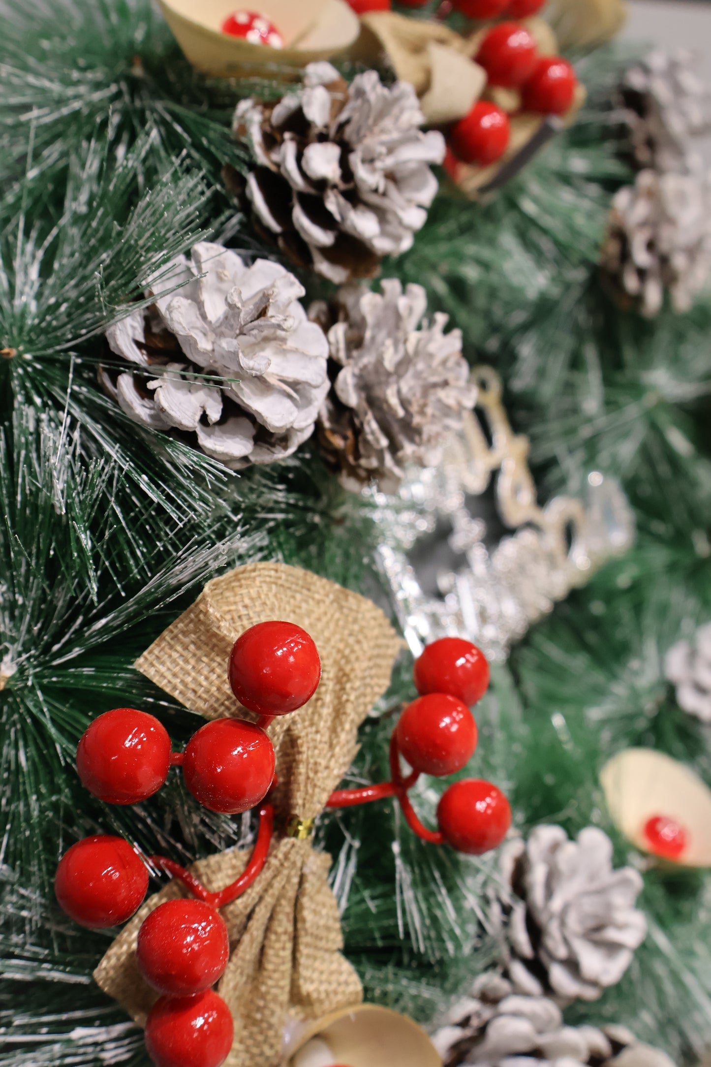 AG-32 | Artificial Christmas Wreath with Berries & Pinecones – 16" (40 cm)