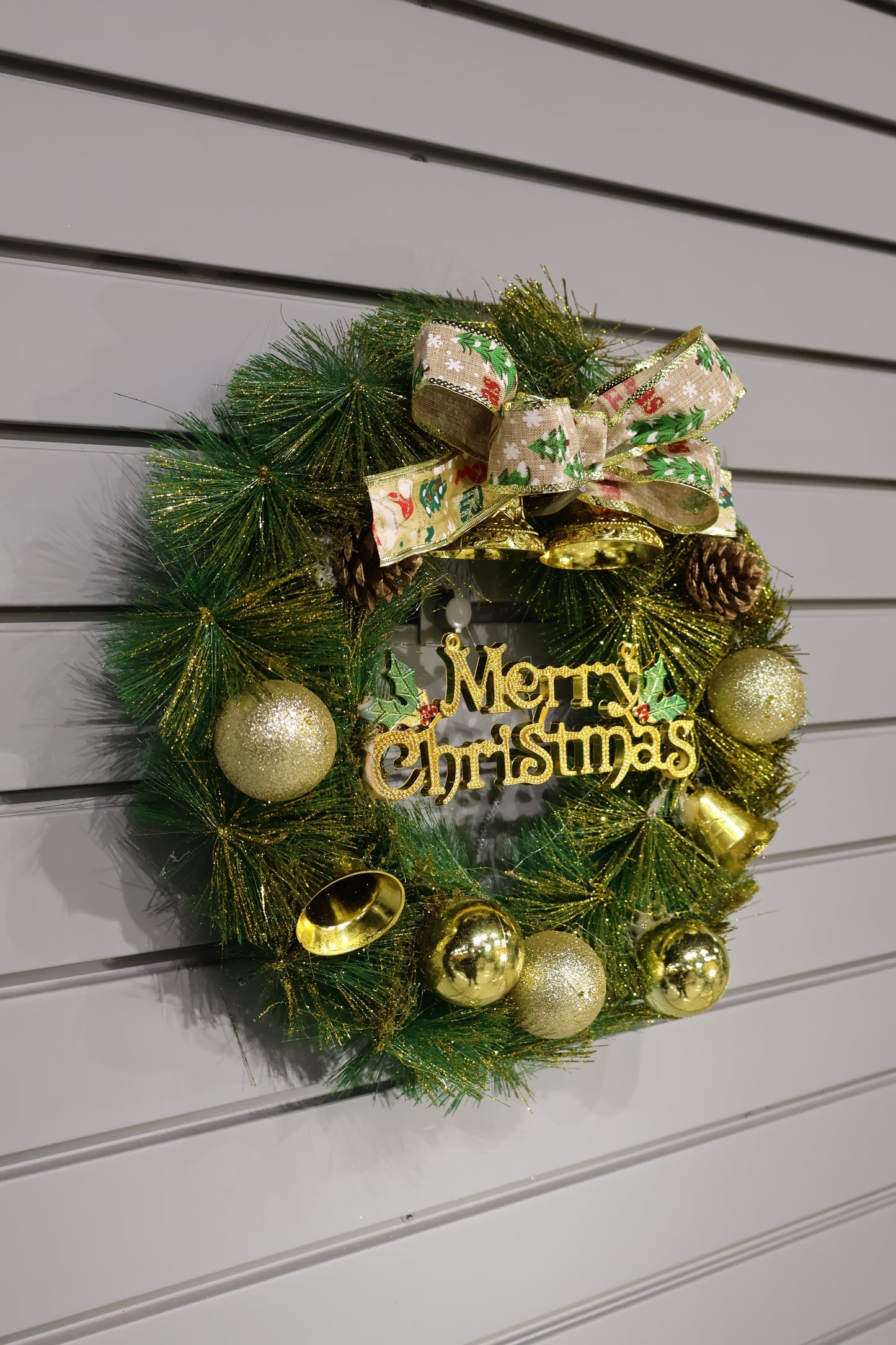 AG-33 | Artificial Christmas Wreath with Gold Baubles & Bow – 16" (40 cm)