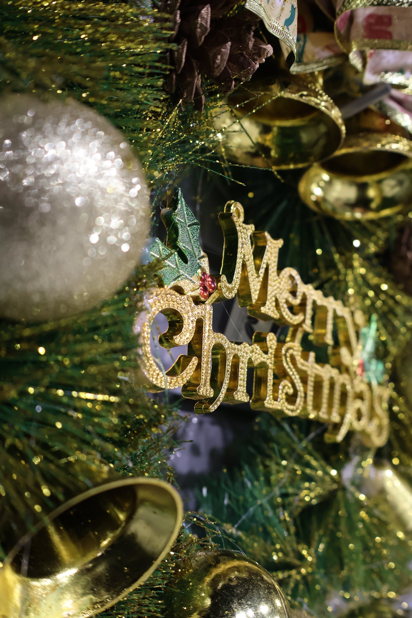 AG-33 | Artificial Christmas Wreath with Gold Baubles & Bow – 16" (40 cm)