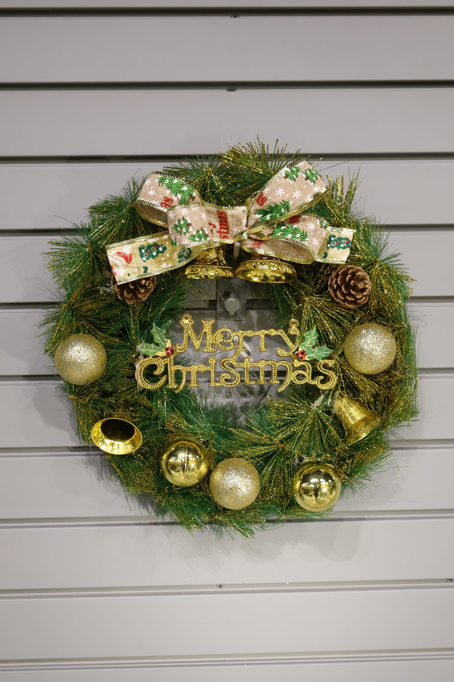 AG-33 | Artificial Christmas Wreath with Gold Baubles & Bow – 16" (40 cm)