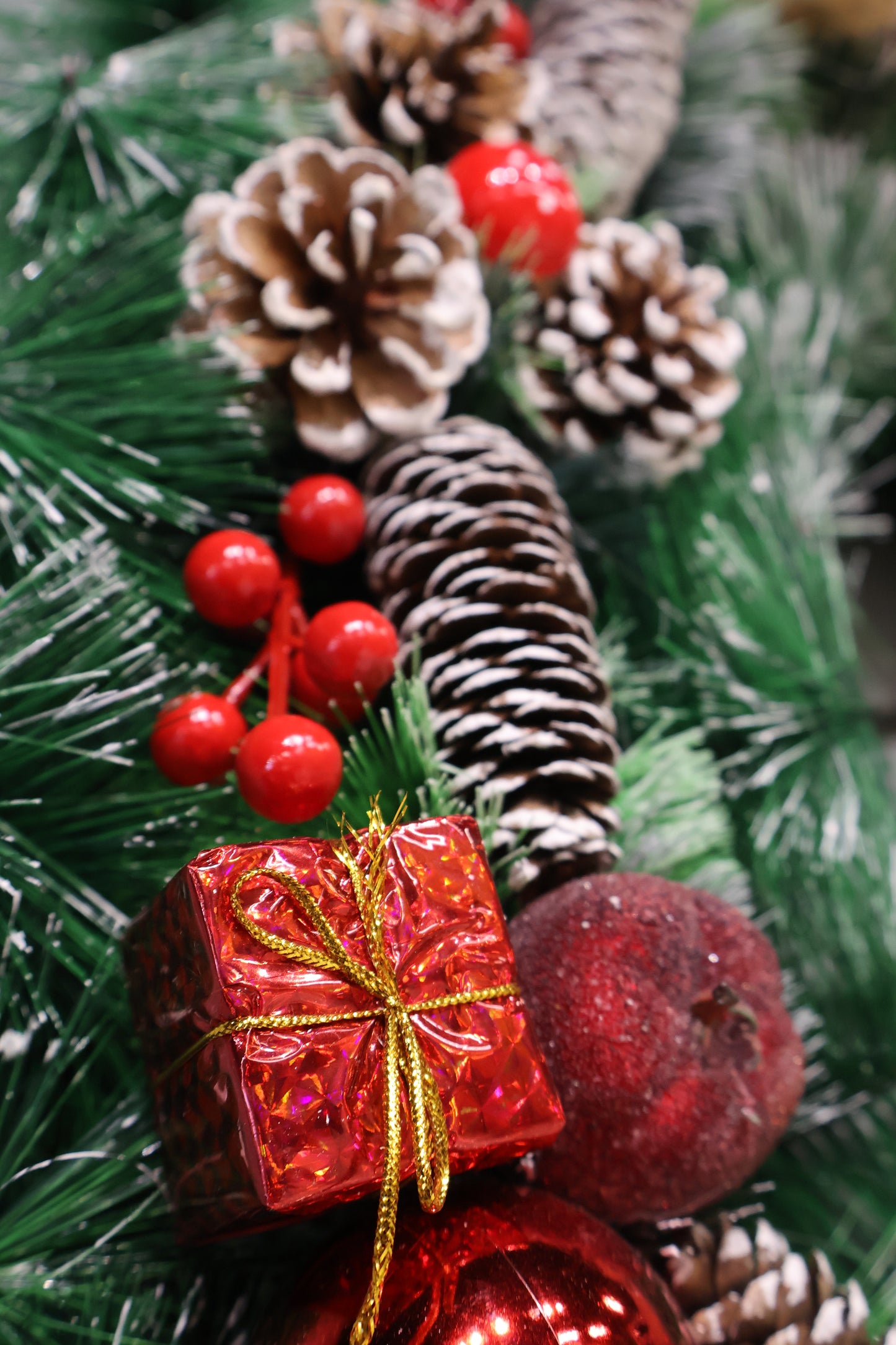 AG-51 | Artificial Christmas Wreath with Pinecones, Berries & Bow – 27.5" (70 cm) Diameter