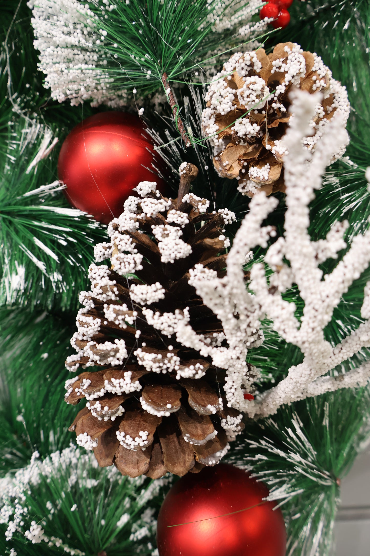 AG-52 | Artificial Christmas Wreath with Pinecones, Red Baubles & Berries – 27.5" (70 cm) Diameter