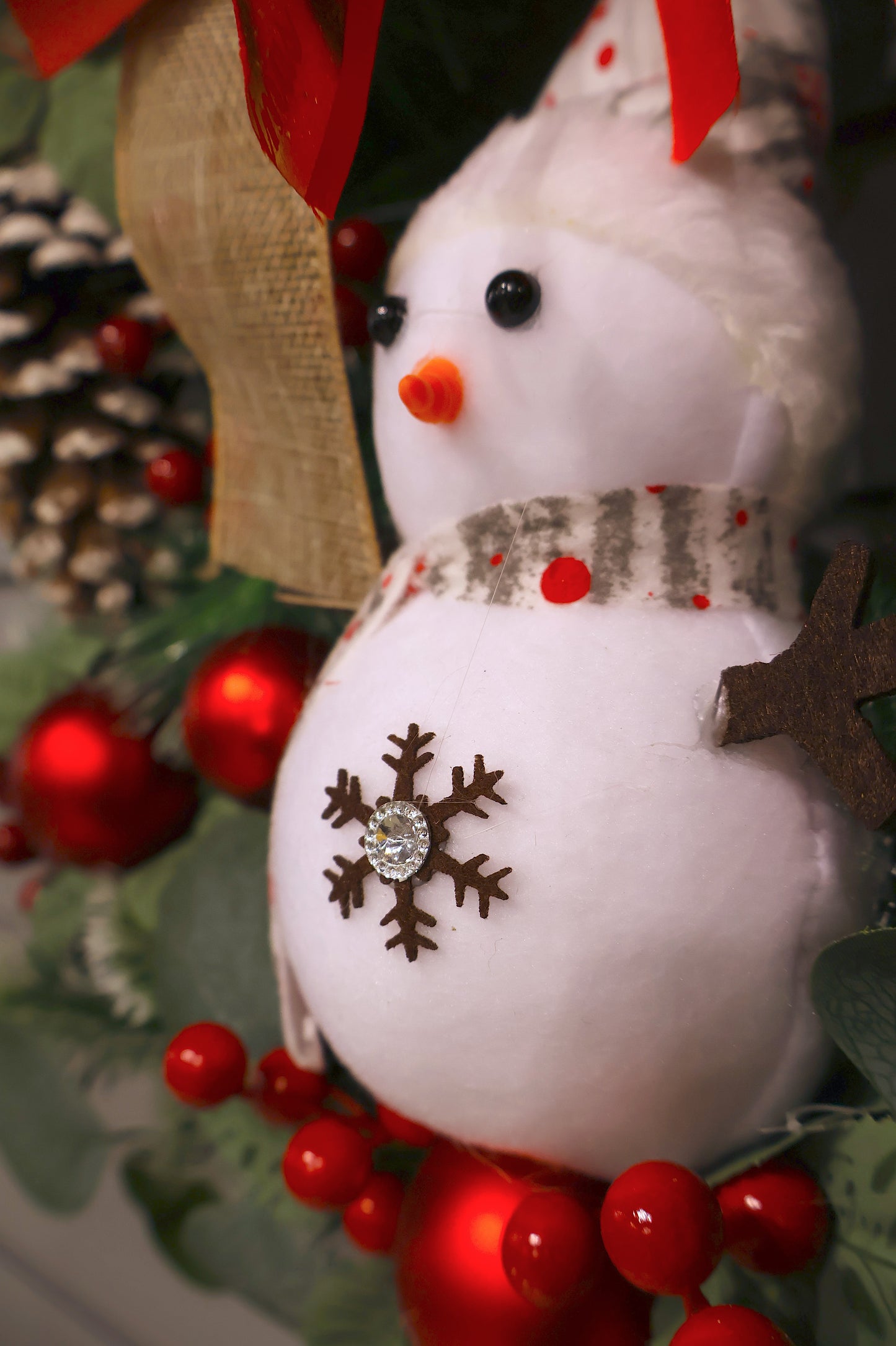 AG-43 | Artificial Christmas Wreath with Snowman, Pinecones & Red Ribbon – 22" (55 cm)