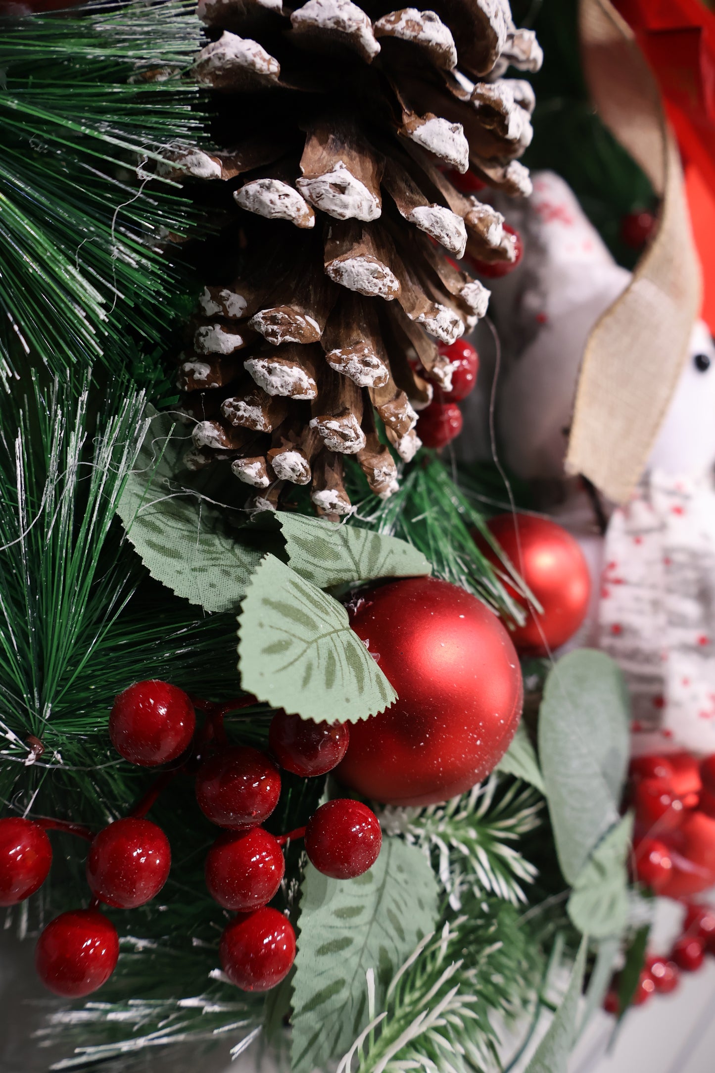 AG-43 | Artificial Christmas Wreath with Snowman, Pinecones & Red Ribbon – 22" (55 cm)