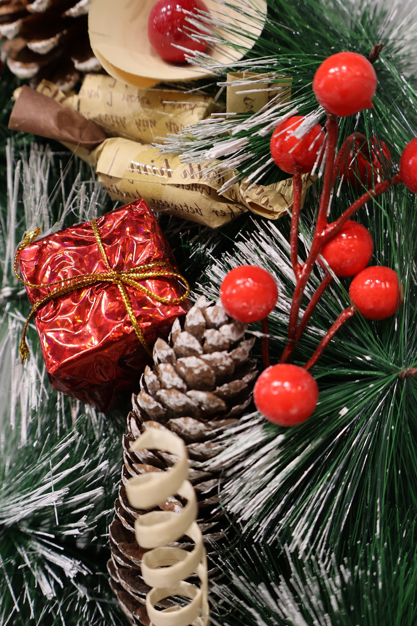 AG-59 | Artificial Christmas Wreath with Pinecones, Red Berries & Gift Accents – 23.6" (60 cm) Diameter