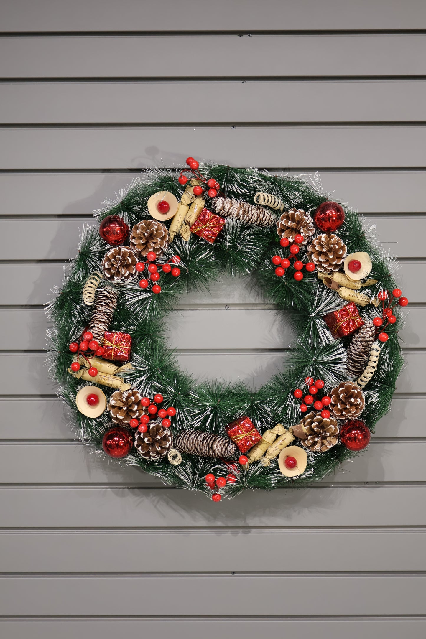 AG-59 | Artificial Christmas Wreath with Pinecones, Red Berries & Gift Accents – 23.6" (60 cm) Diameter