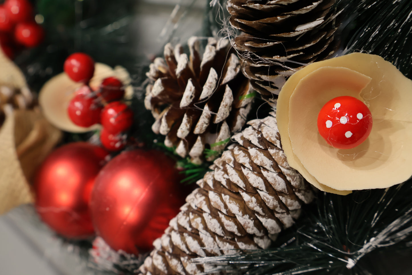 AG-48 | Artificial Christmas Wreath with Pinecones, Red Berries & Burlap Bow – 16" (40 cm)
