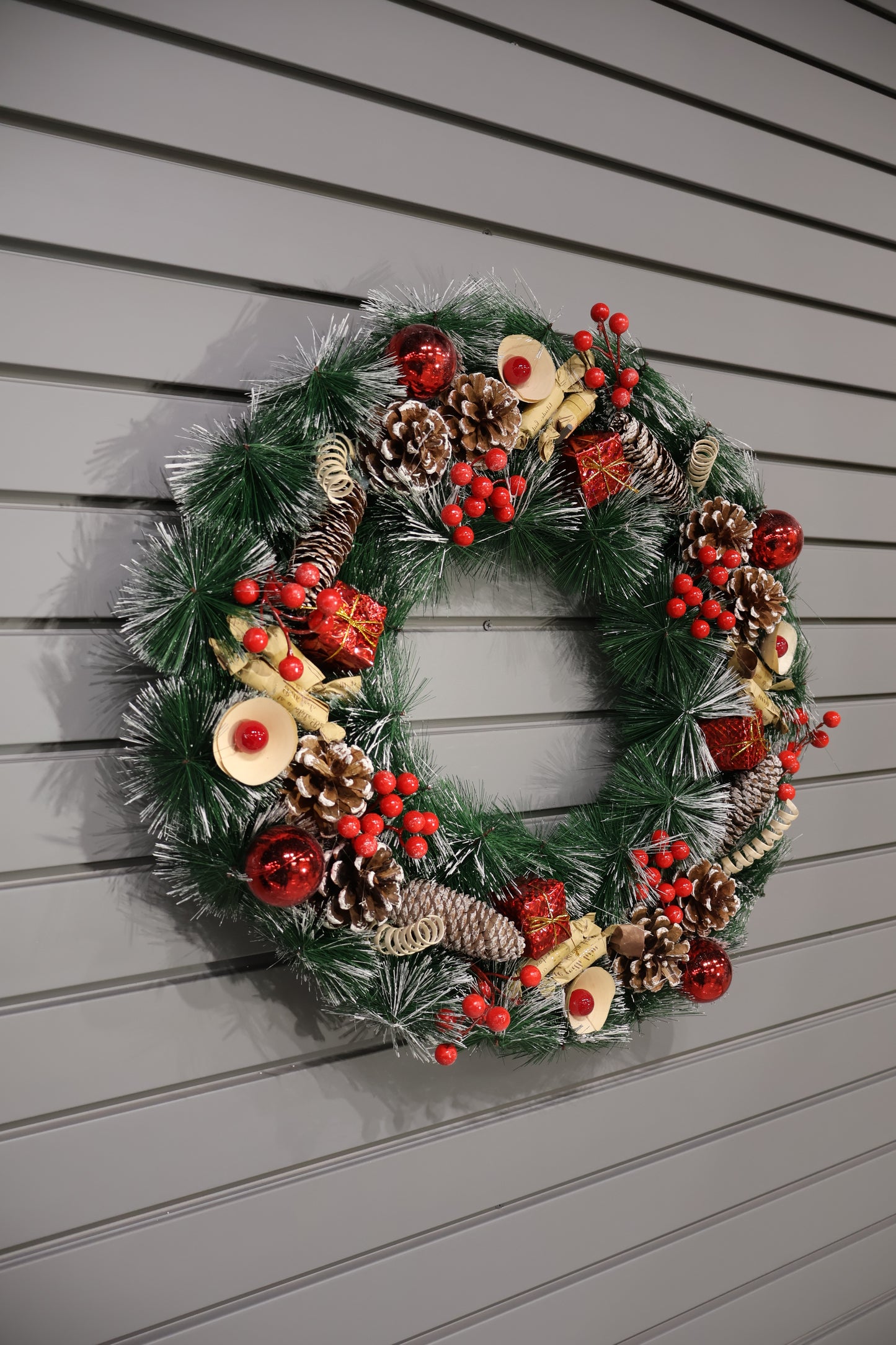 AG-59 | Artificial Christmas Wreath with Pinecones, Red Berries & Gift Accents – 23.6" (60 cm) Diameter