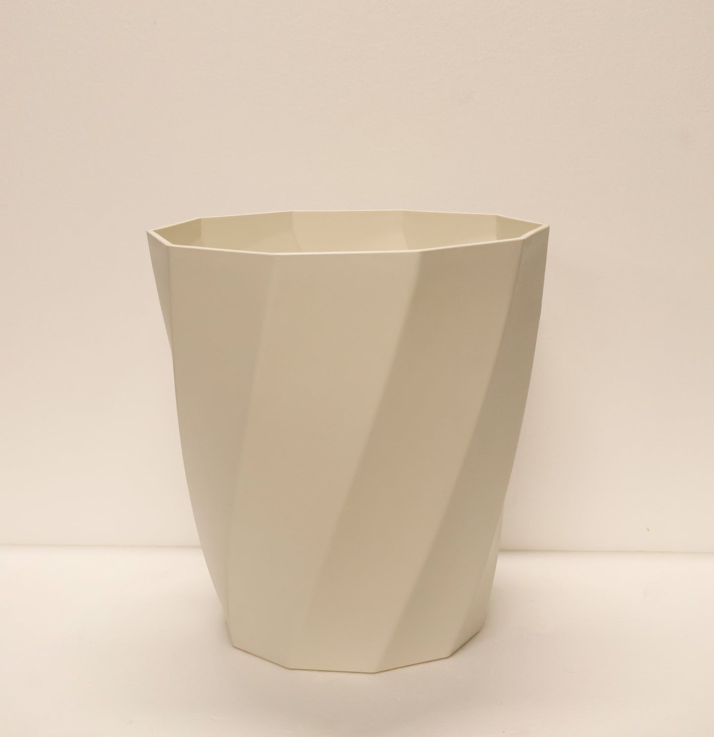 FACETED ROUND PLANTER — 13.8" × 14.2" (35 × 36 cm)