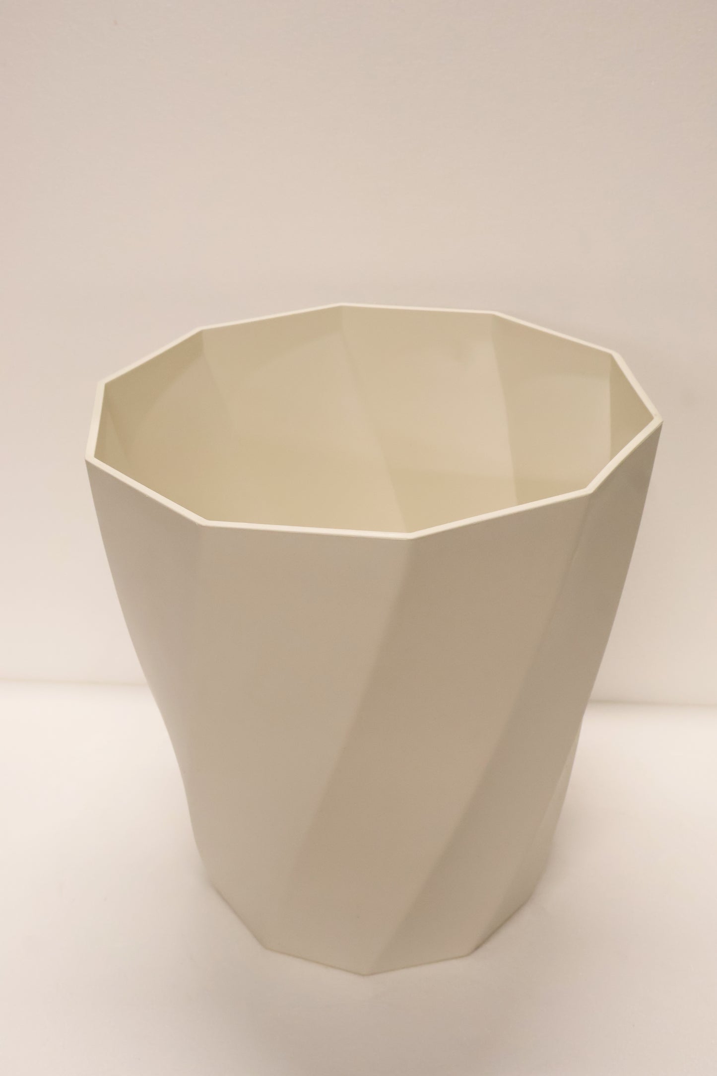 FACETED ROUND PLANTER — 13.8" × 14.2" (35 × 36 cm)