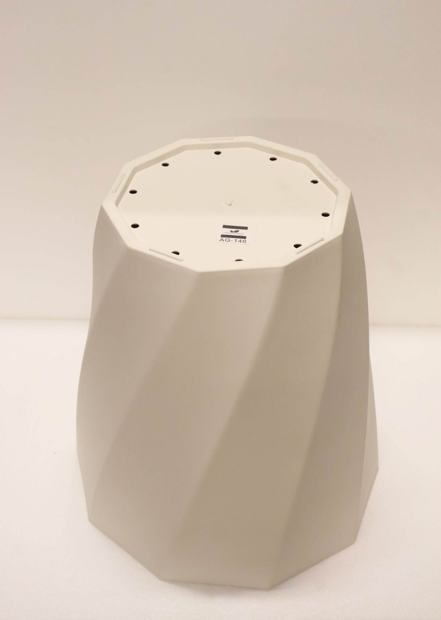 FACETED ROUND PLANTER — 13.8" × 14.2" (35 × 36 cm)