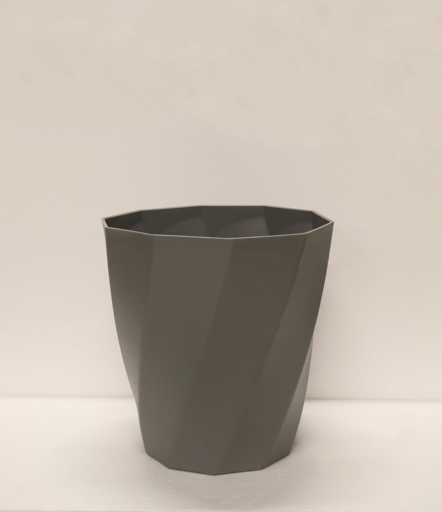FACETED ROUND PLANTER — 13.8" × 14.2" (35 × 36 cm)